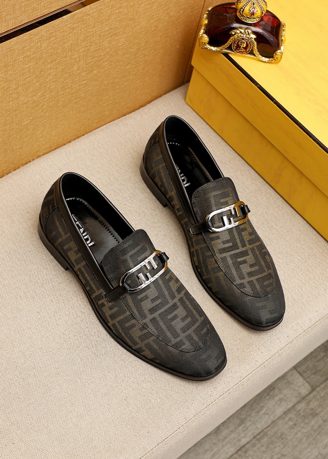 NO:956734,Product trademark FENDI [Fendi] casual leather shoes. Regular size: 39-44 (customized at 38.45). Selected product materials. Imported first-layer calfskin embossed upper + luxury hardware buckle, imported cow lining. Strong three-dimensional visual effect. Original outsole. 3 colors available, fendi, fendi, cowhide.19860909商品商标FENDI【芬迪】休闲皮鞋 正码码数:39-44(38.45订制) 商品材料精选 进口头层小牛皮压花鞋面+奢华五金扣,进口牛内里.强烈立体视觉效果,原版大底 颜 色3色可选,,fendi,fendi,cowhide,Men's shoes