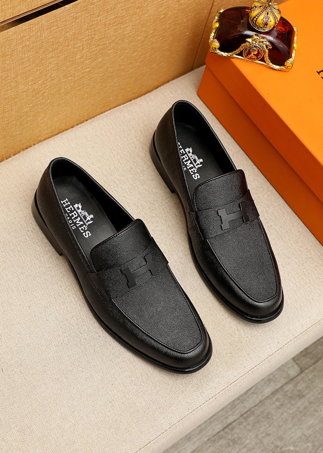 NO:956752,Product trademark HERMES 'Hermès' casual leather shoes. Regular size: 39-44 (customized at 38.45) Product material selection: imported first-layer pebbled cowhide leather upper + classic hardware buckle, imported water-dyed cowhide lining. Strong three-dimensional visual effect, original outsole color 1 color optional, hermes, hermes, cowhide19860909商品商标HERMES「 爱马仕」休闲皮鞋 正码码数:39-44（38.45订制） 商品材料精选 进口头层荔枝纹牛皮鞋面+经典五金扣,进口水染牛皮内里.强烈立体视觉效果,原版大底 颜 色1色可选,,hermes,hermes,cowhide,Men's shoes
