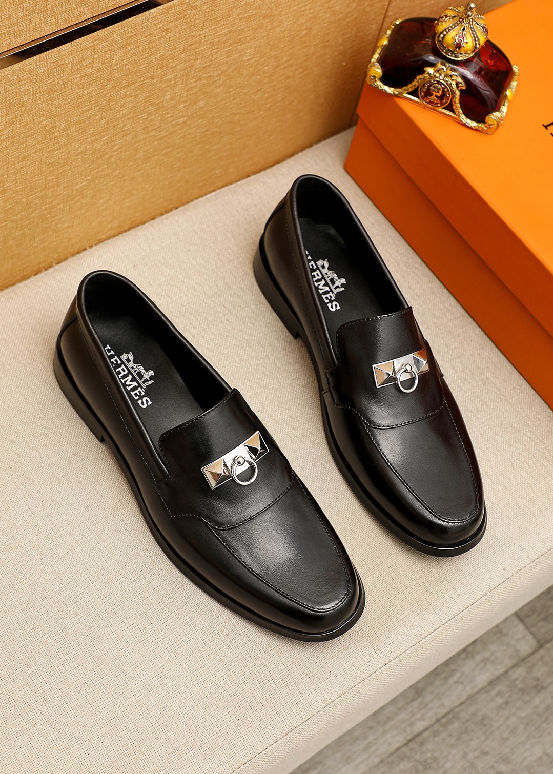 NO:956761,Product trademark HERMES 'Hermès' casual leather shoes. Regular size: 39-44 (customized at 38.45) Product material selection: imported first-layer calfskin upper + classic hardware buckle, imported water-dyed cowhide lining. Strong three-dimensional visual effect, original outsole color 1 color optional, hermes, hermes, cowhide19860909商品商标HERMES「 爱马仕」休闲皮鞋 正码码数:39-44（38.45订制） 商品材料精选 进口头层小牛皮鞋面+经典五金扣,进口水染牛皮内里.强烈立体视觉效果,原版大底 颜 色1色可选,,hermes,hermes,cowhide,Men's shoes