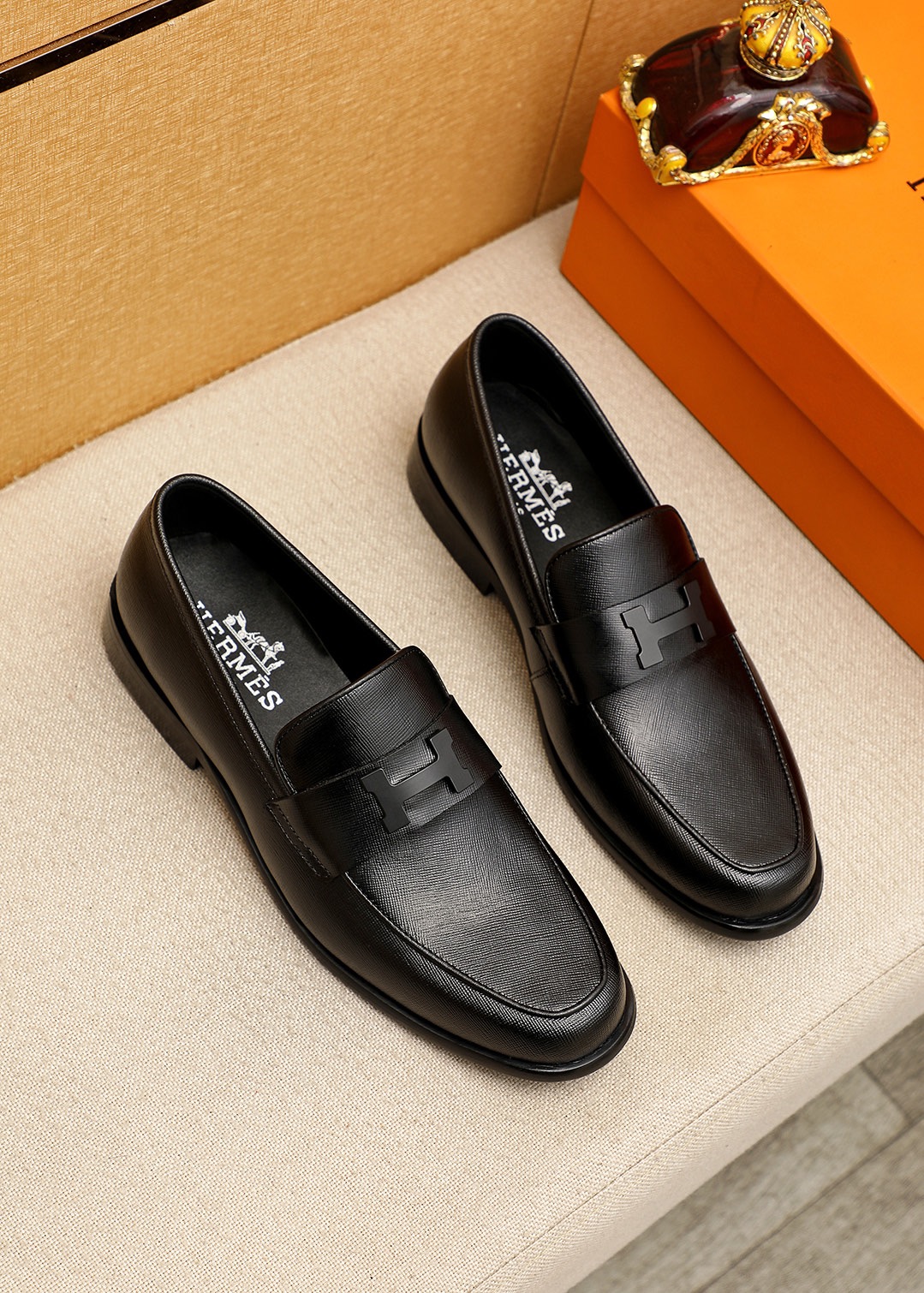NO:956770,Product trademark HERMES 'Hermès' casual leather shoes. Regular size: 39-44 (customized at 38.45) Product material selection: imported first-layer cross-grain cowhide upper + classic hardware buckle, imported water-dyed cowhide lining. Strong three-dimensional visual effect, original outsole color 1 color optional, hermes, hermes, cowhide19860909商品商标HERMES「 爱马仕」休闲皮鞋 正码码数:39-44（38.45订制） 商品材料精选 进口头层十字纹牛皮鞋面+经典五金扣,进口水染牛皮内里.强烈立体视觉效果,原版大底 颜 色1色可选,,hermes,hermes,cowhide,Men's shoes