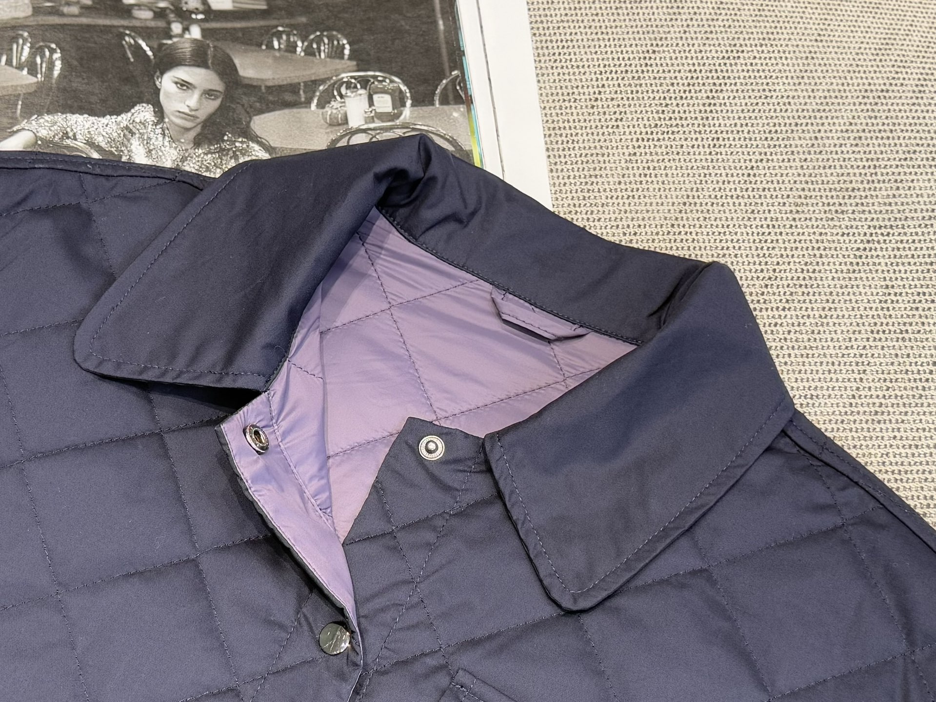 
BC｜口袋短袖夹克💜

纱线1100%棉
纱线2100%涤纶
镶珠其他材质

羽绒服的审美灵感，赋予这