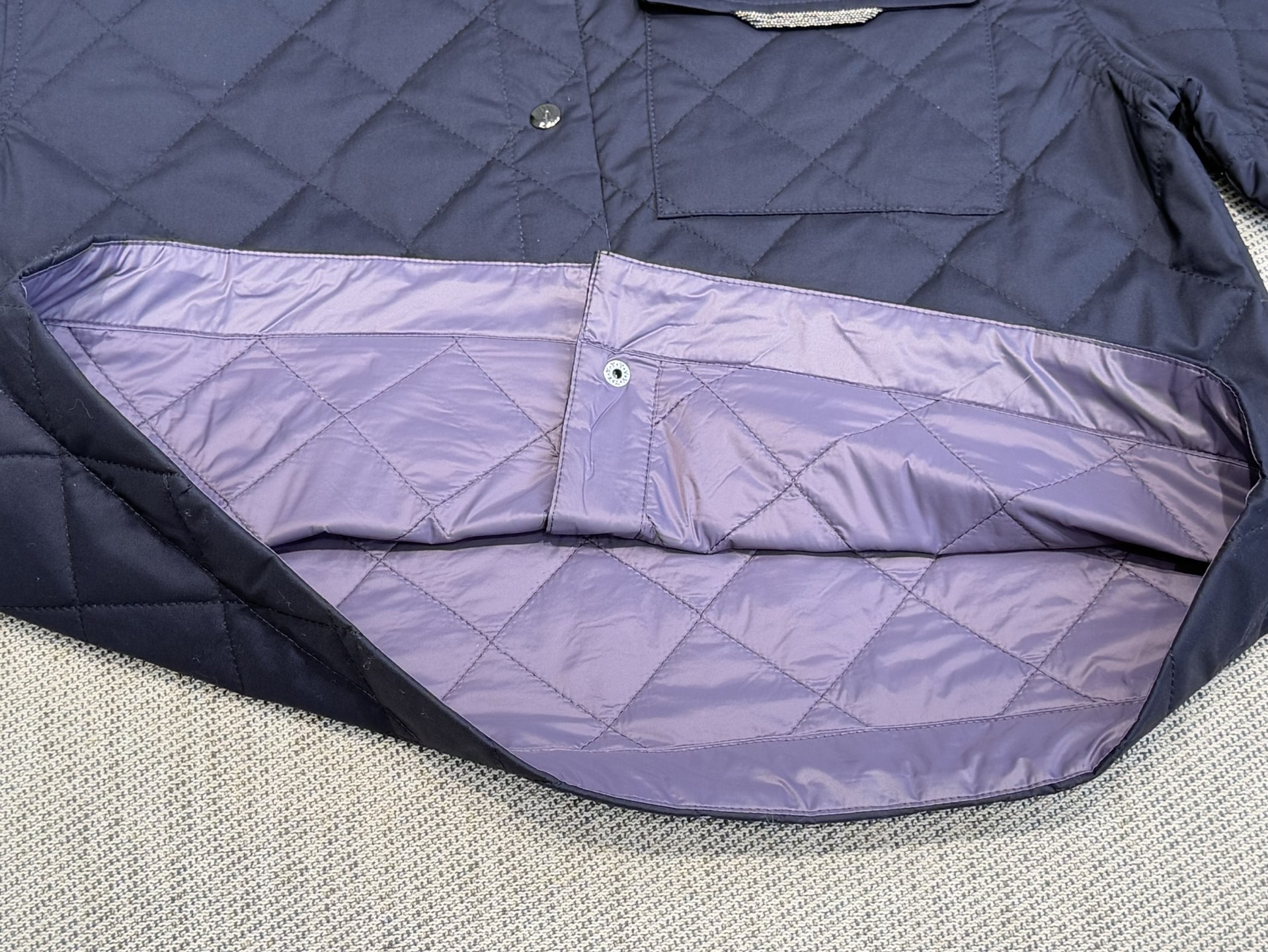 
BC｜口袋短袖夹克💜

纱线1100%棉
纱线2100%涤纶
镶珠其他材质

羽绒服的审美灵感，赋予这