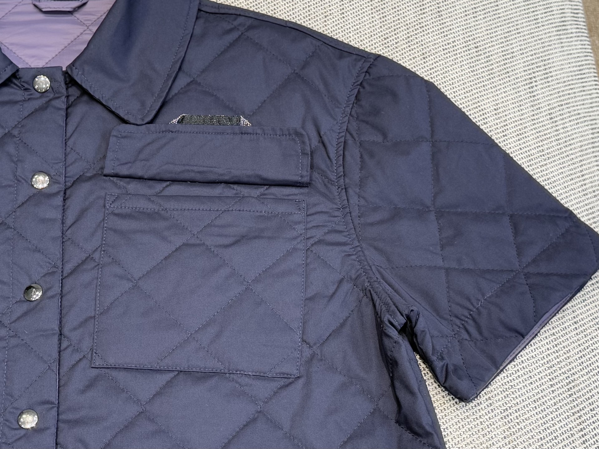 
BC｜口袋短袖夹克💜

纱线1100%棉
纱线2100%涤纶
镶珠其他材质

羽绒服的审美灵感，赋予这