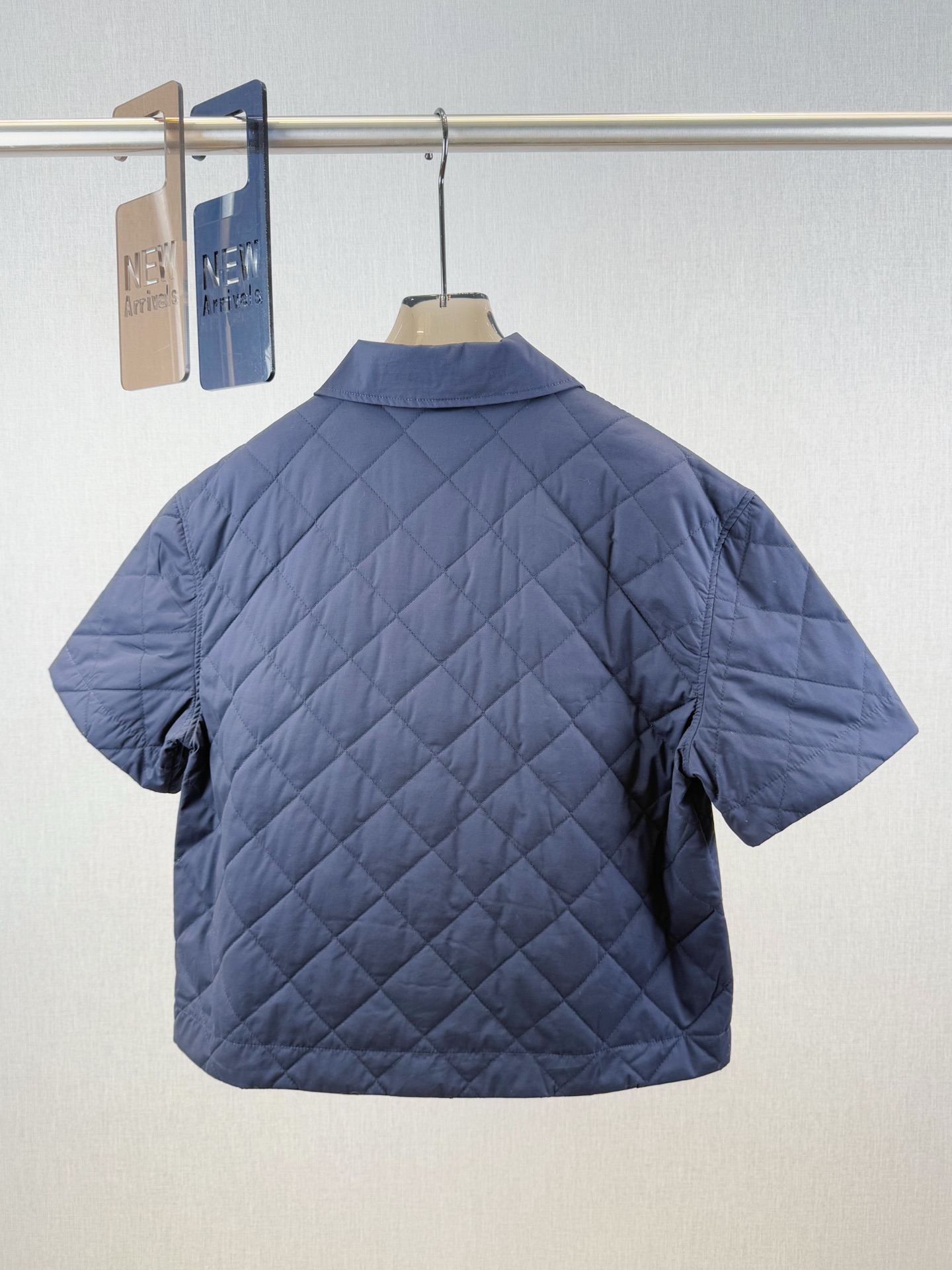 
BC｜口袋短袖夹克💜

纱线1100%棉
纱线2100%涤纶
镶珠其他材质

羽绒服的审美灵感，赋予这
