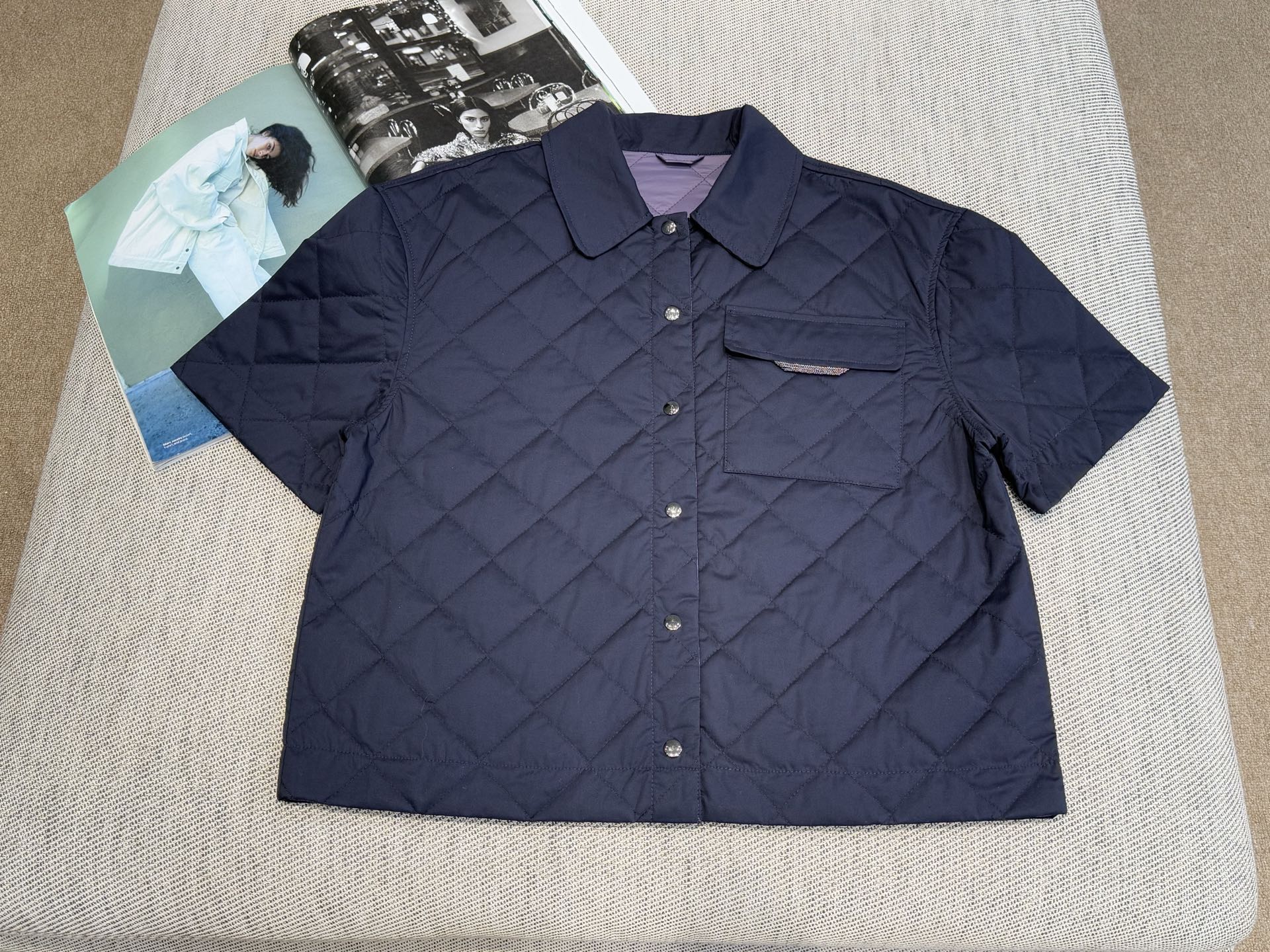
BC｜口袋短袖夹克💜

纱线1100%棉
纱线2100%涤纶
镶珠其他材质

羽绒服的审美灵感，赋予这