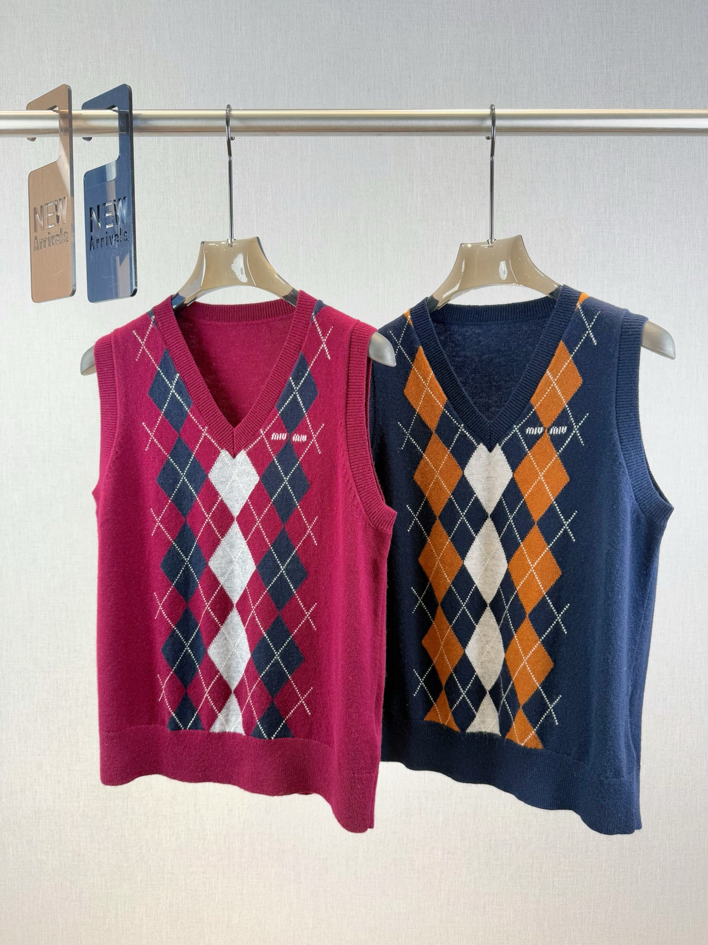 miu家｜菱格V领背心🎈100%羊毛V领套头背心剪裁，领口袖口螺旋纹包边，面料细致温柔菱形图案多重撞色，