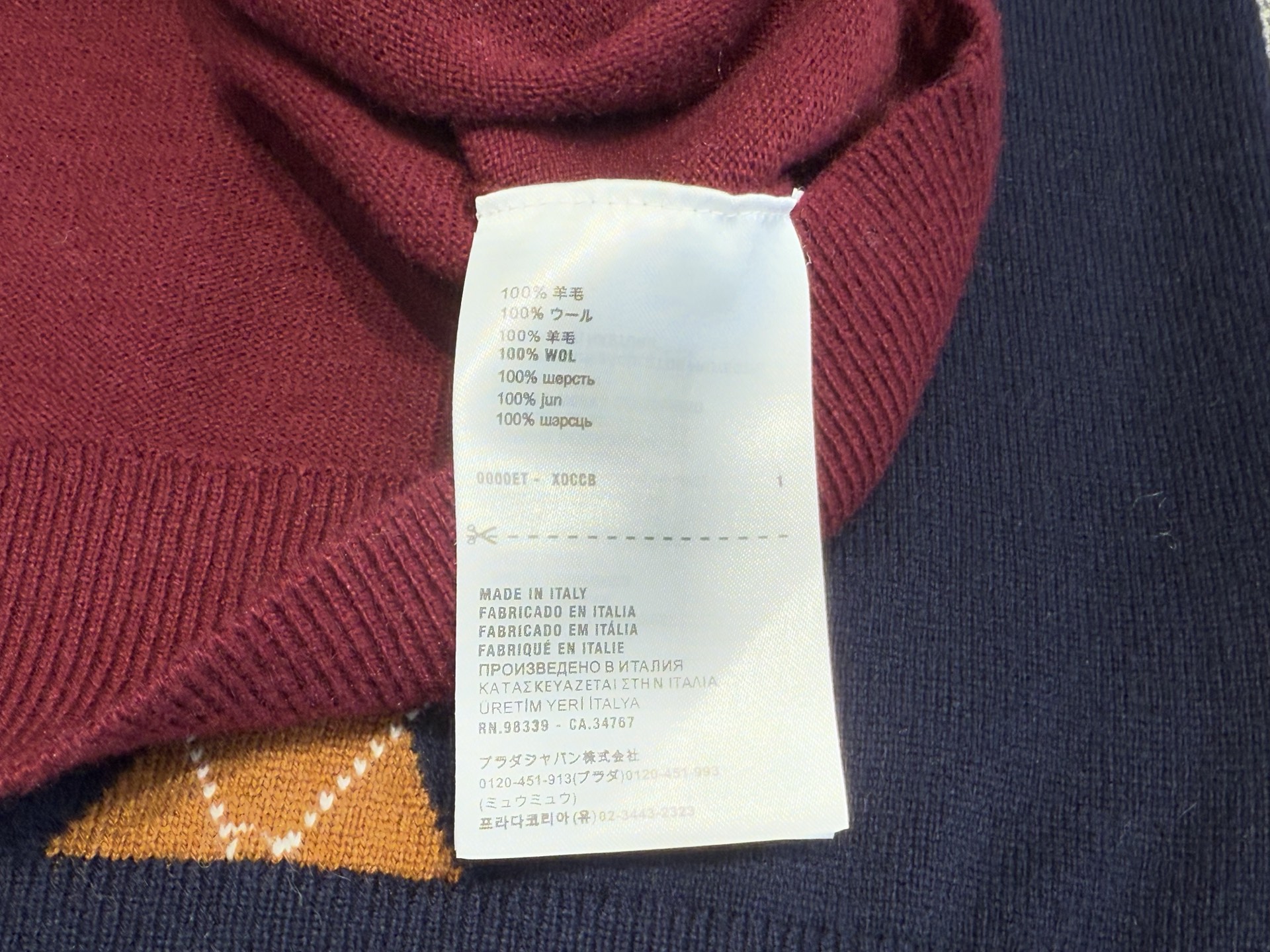 miu家｜菱格V领背心🎈100%羊毛V领套头背心剪裁，领口袖口螺旋纹包边，面料细致温柔菱形图案多重撞色，