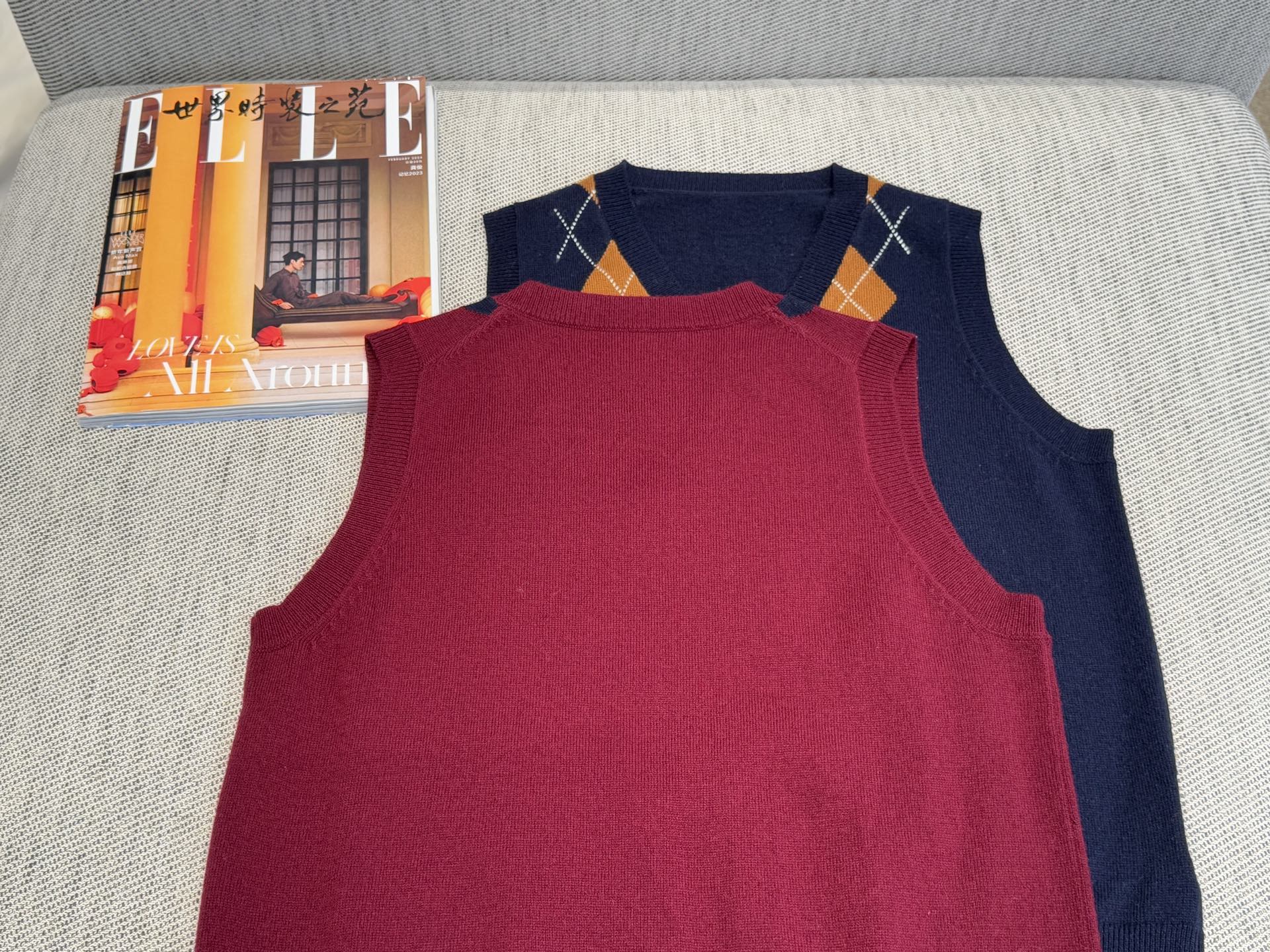miu家｜菱格V领背心🎈100%羊毛V领套头背心剪裁，领口袖口螺旋纹包边，面料细致温柔菱形图案多重撞色，