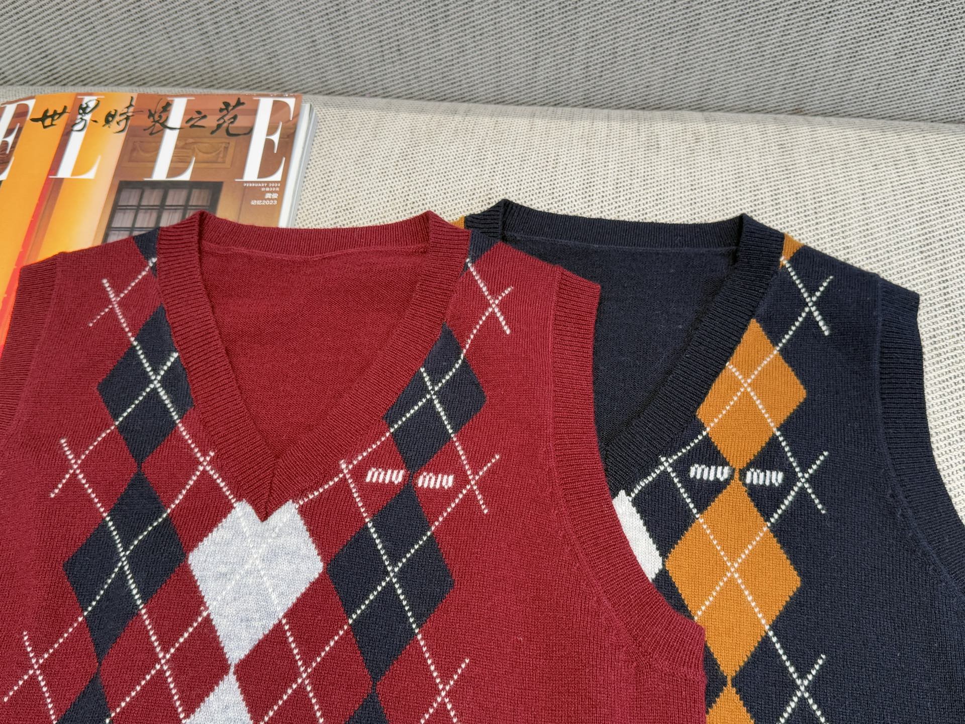miu家｜菱格V领背心🎈100%羊毛V领套头背心剪裁，领口袖口螺旋纹包边，面料细致温柔菱形图案多重撞色，