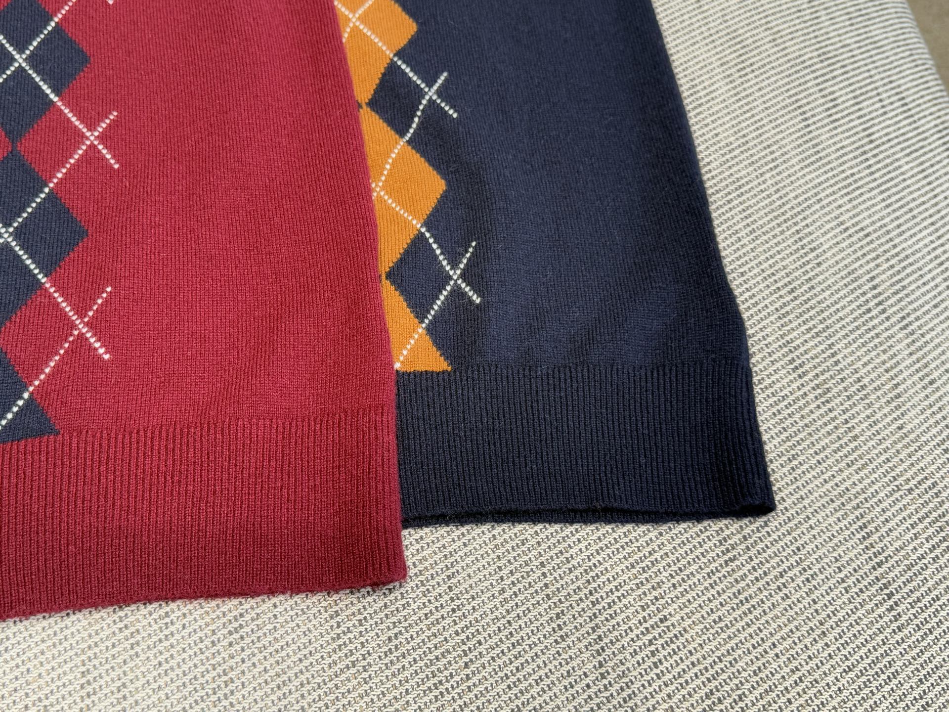 miu家｜菱格V领背心🎈100%羊毛V领套头背心剪裁，领口袖口螺旋纹包边，面料细致温柔菱形图案多重撞色，