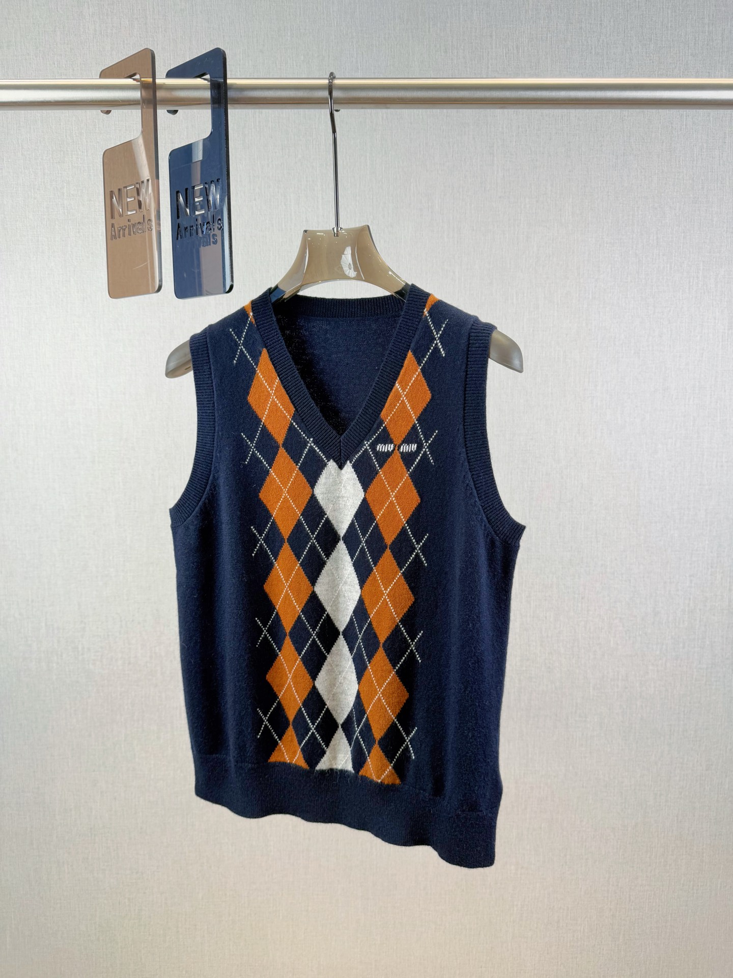 miu家｜菱格V领背心🎈100%羊毛V领套头背心剪裁，领口袖口螺旋纹包边，面料细致温柔菱形图案多重撞色，