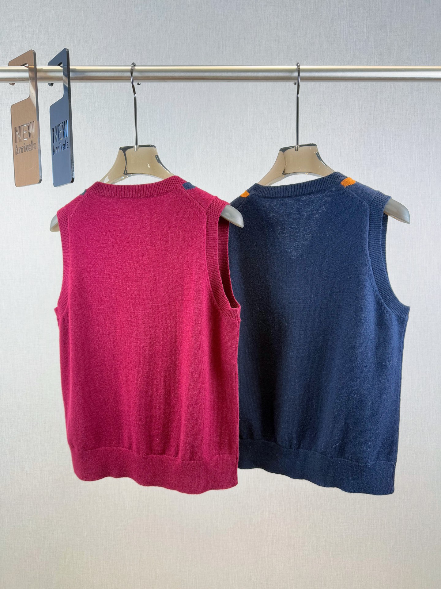 miu家｜菱格V领背心🎈100%羊毛V领套头背心剪裁，领口袖口螺旋纹包边，面料细致温柔菱形图案多重撞色，