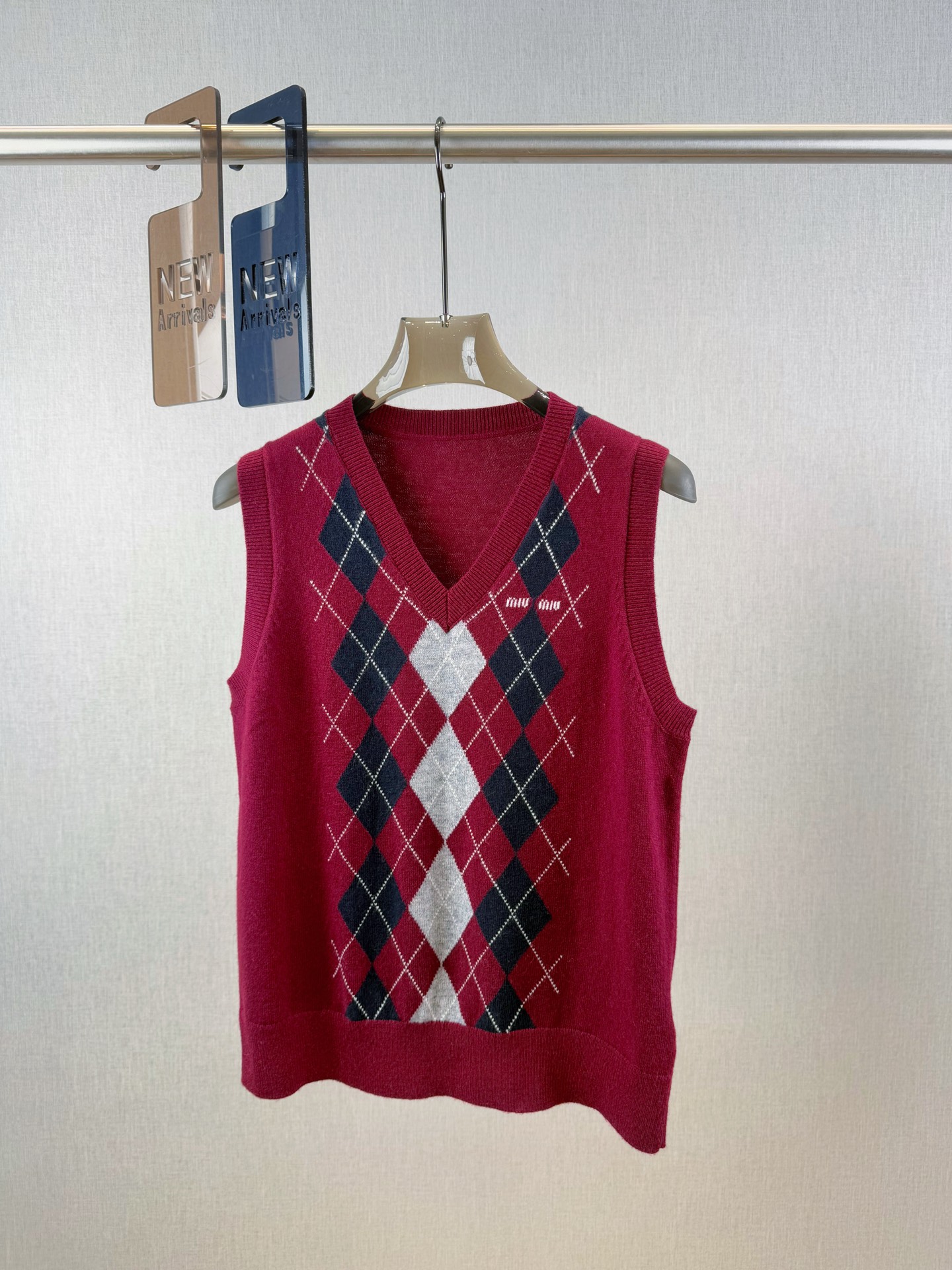 miu家｜菱格V领背心🎈100%羊毛V领套头背心剪裁，领口袖口螺旋纹包边，面料细致温柔菱形图案多重撞色，