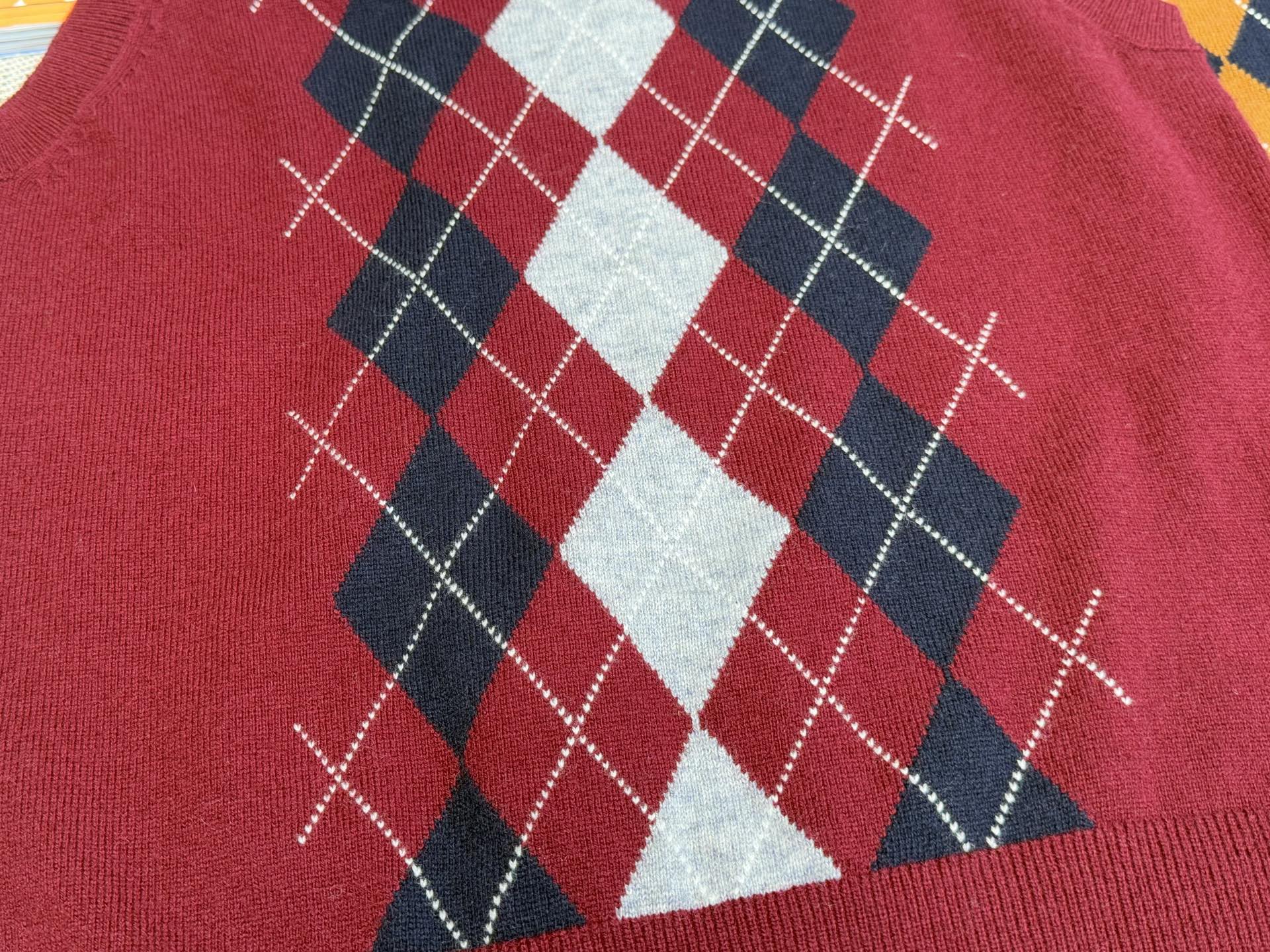 miu家｜菱格V领背心🎈100%羊毛V领套头背心剪裁，领口袖口螺旋纹包边，面料细致温柔菱形图案多重撞色，