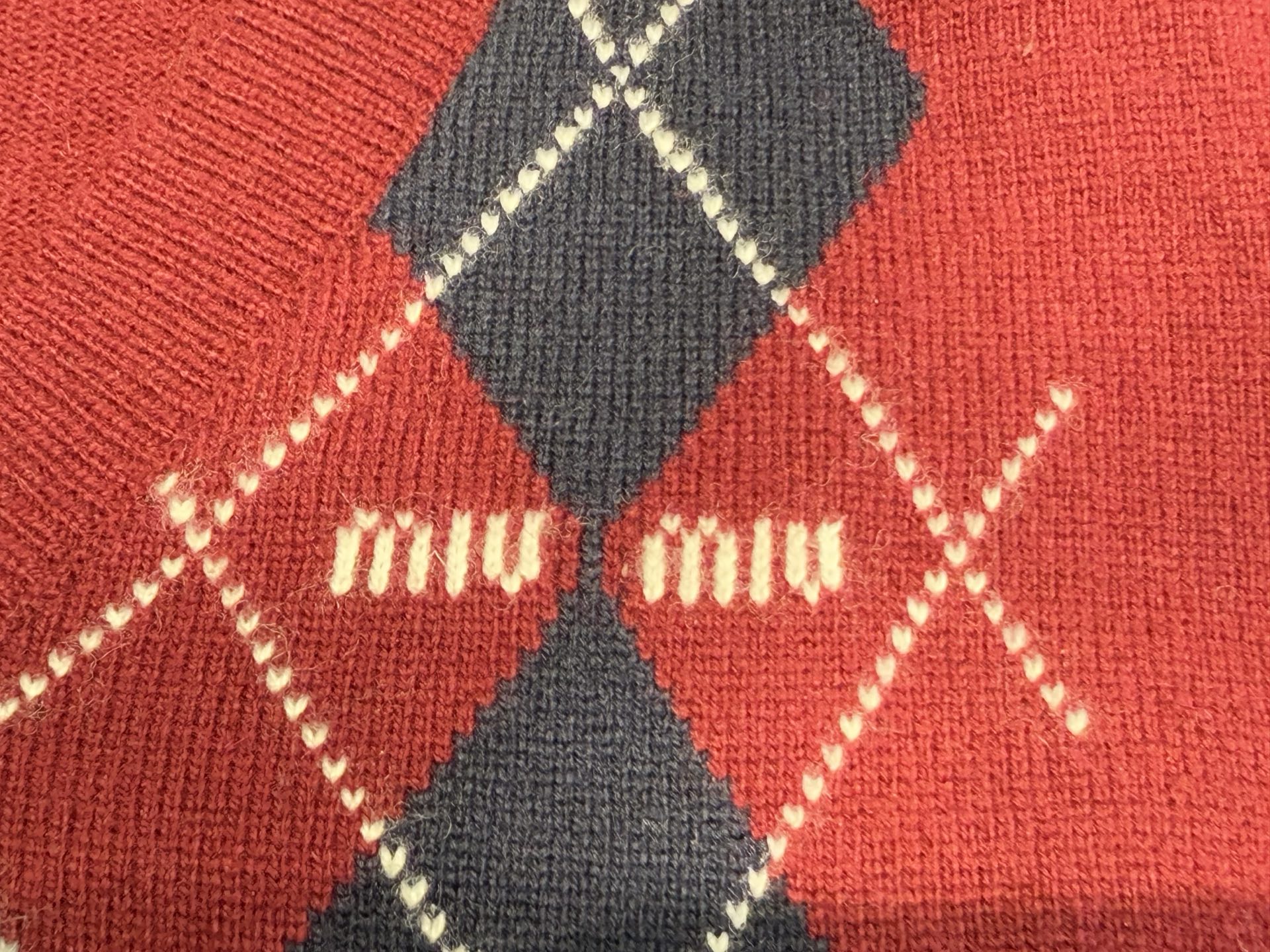 miu家｜菱格V领背心🎈100%羊毛V领套头背心剪裁，领口袖口螺旋纹包边，面料细致温柔菱形图案多重撞色，