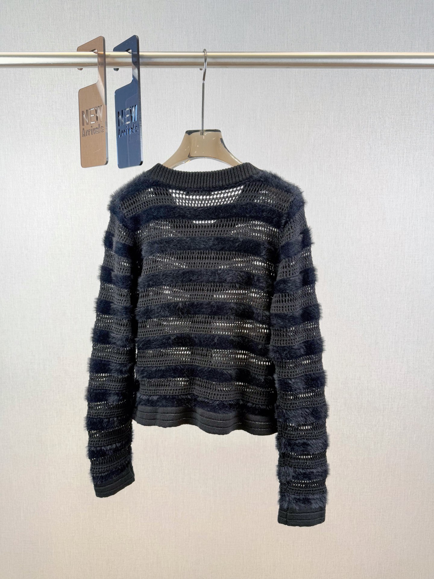 巴家｜镂空条纹开衫💙45%羊毛，35%晴纶，20%尼龙圆领镂空花纹设计，金色纽扣点缀，毛绒条纹拼接工艺。