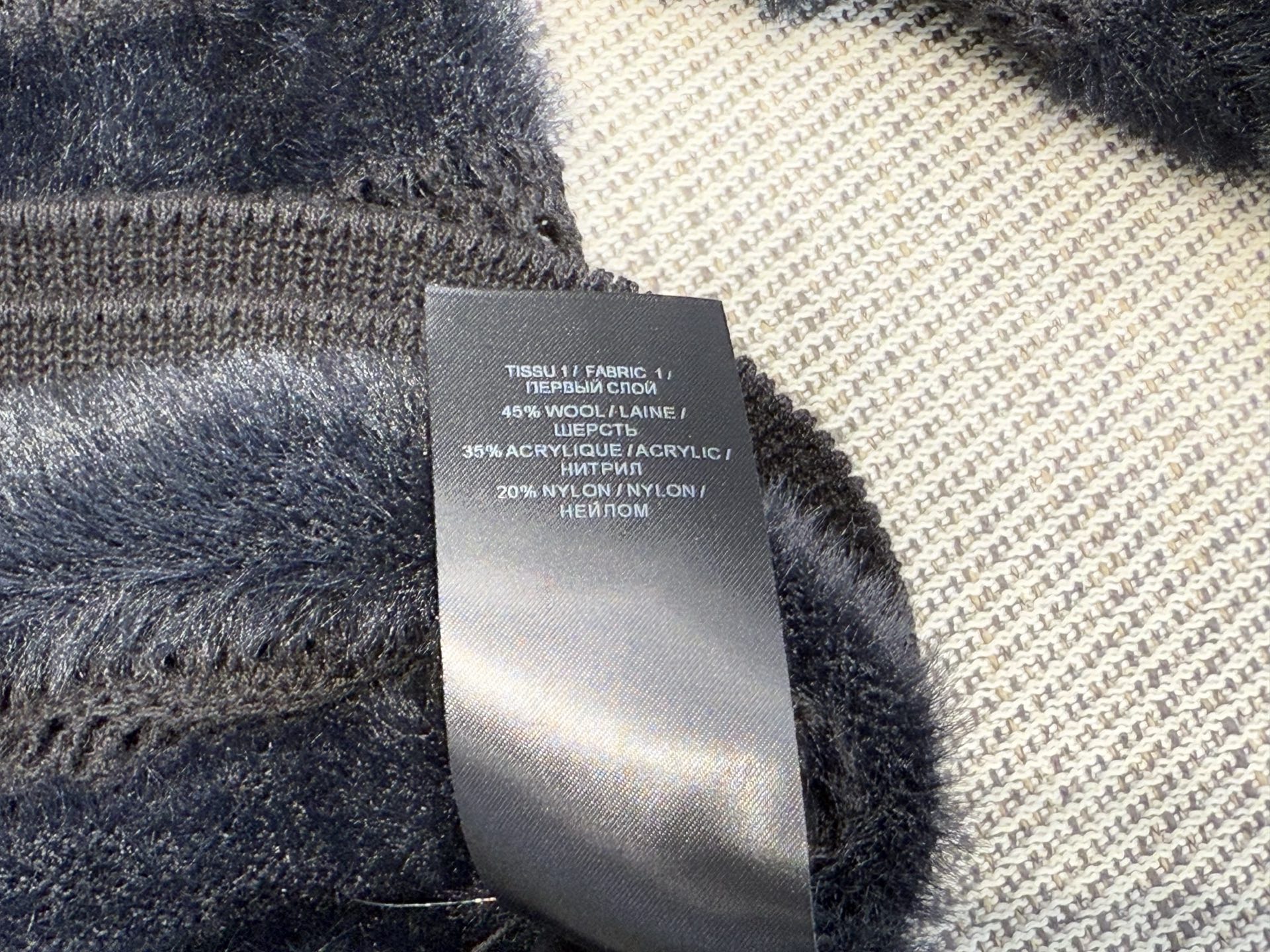 巴家｜镂空条纹开衫💙45%羊毛，35%晴纶，20%尼龙圆领镂空花纹设计，金色纽扣点缀，毛绒条纹拼接工艺。