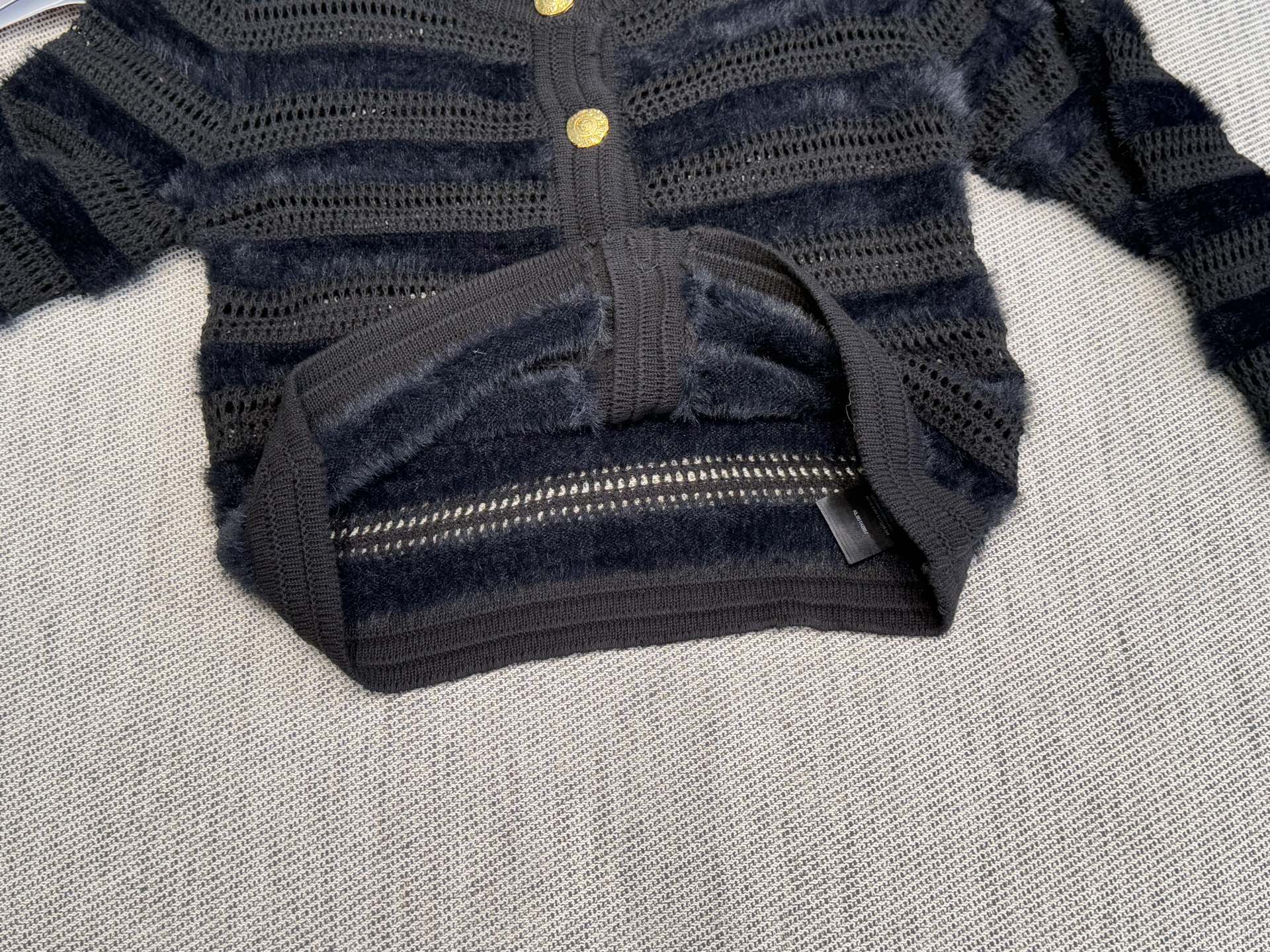 巴家｜镂空条纹开衫💙45%羊毛，35%晴纶，20%尼龙圆领镂空花纹设计，金色纽扣点缀，毛绒条纹拼接工艺。