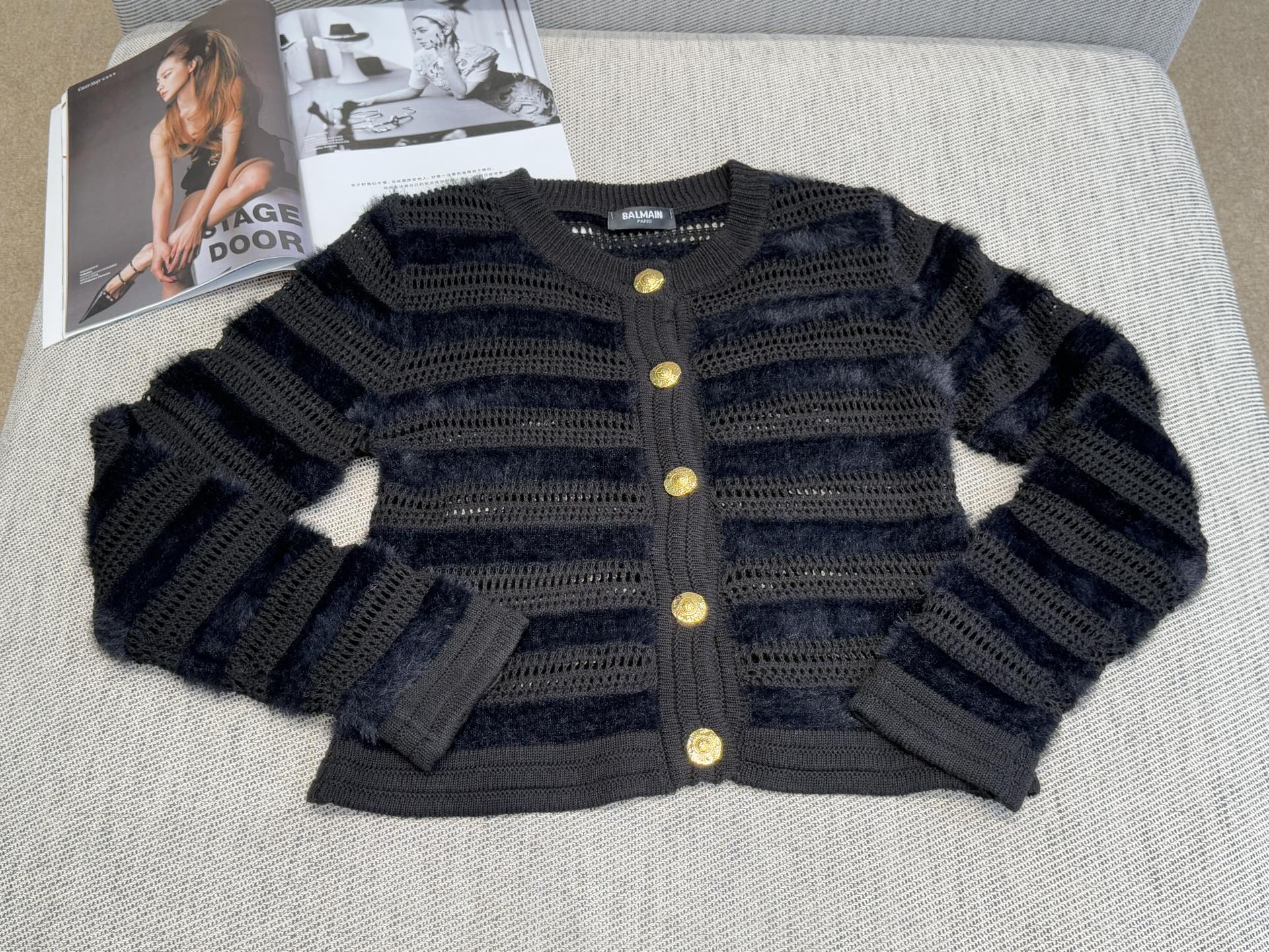 巴家｜镂空条纹开衫💙45%羊毛，35%晴纶，20%尼龙圆领镂空花纹设计，金色纽扣点缀，毛绒条纹拼接工艺。