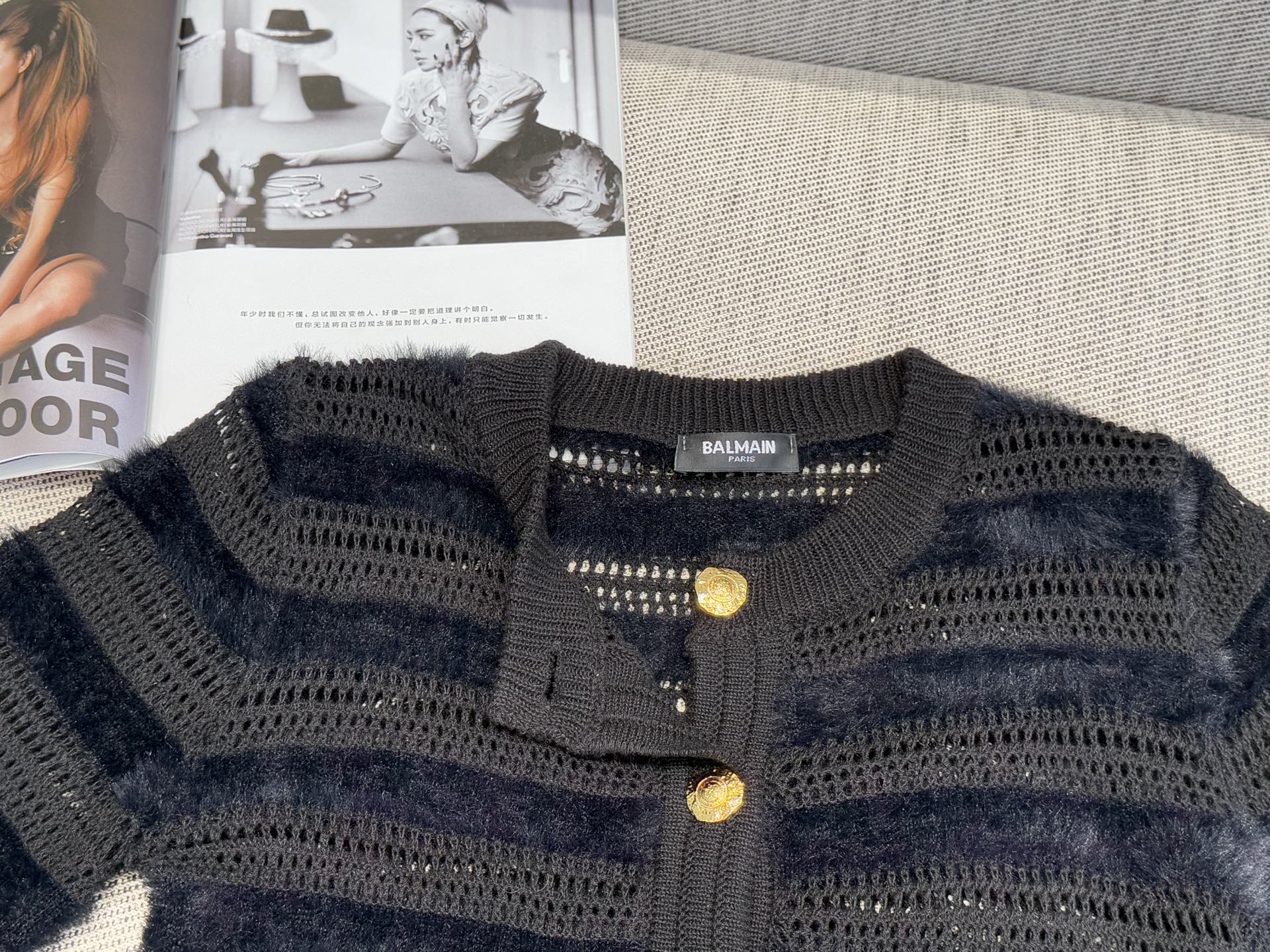 巴家｜镂空条纹开衫💙45%羊毛，35%晴纶，20%尼龙圆领镂空花纹设计，金色纽扣点缀，毛绒条纹拼接工艺。