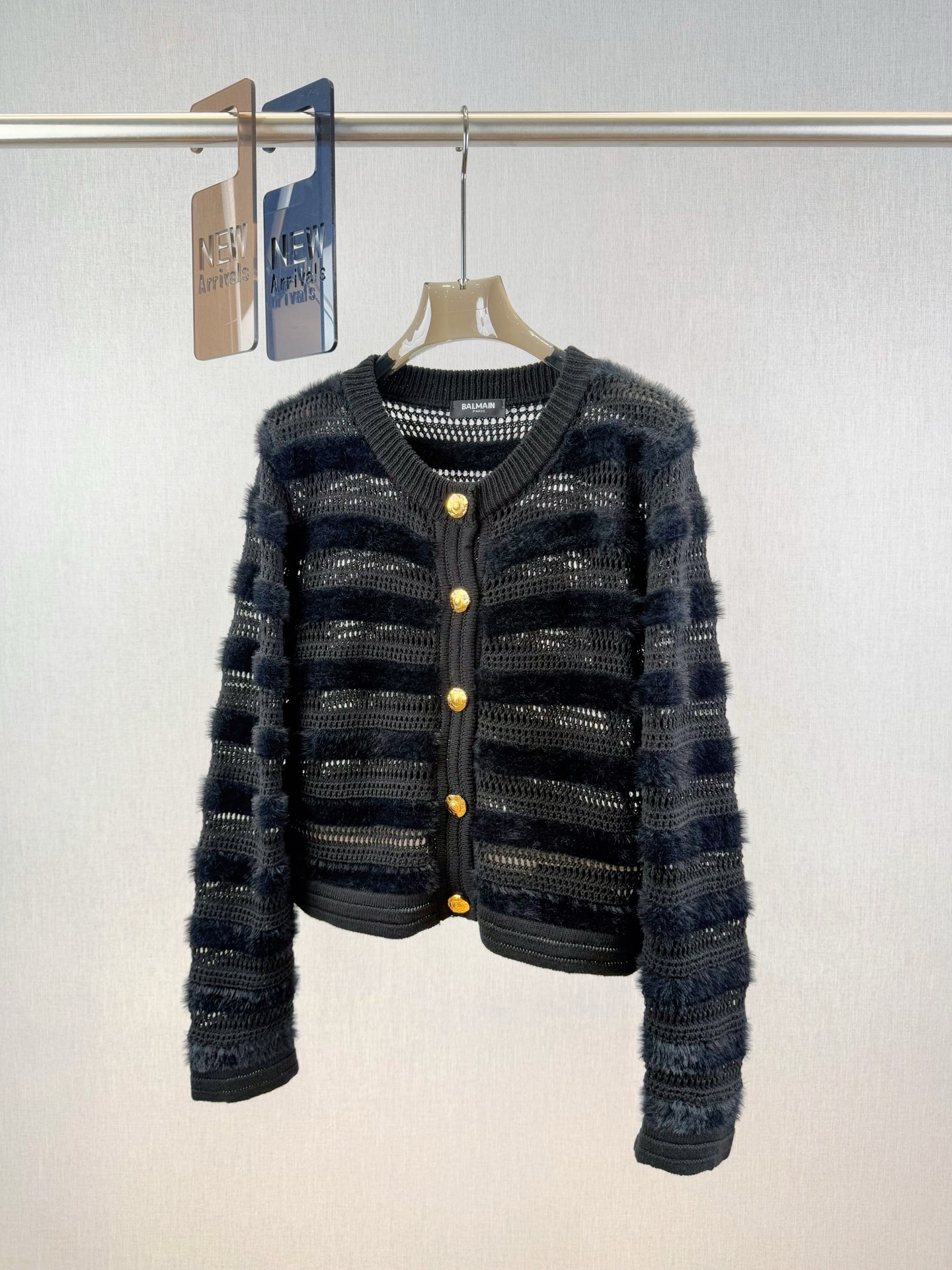 巴家｜镂空条纹开衫💙45%羊毛，35%晴纶，20%尼龙圆领镂空花纹设计，金色纽扣点缀，毛绒条纹拼接工艺。