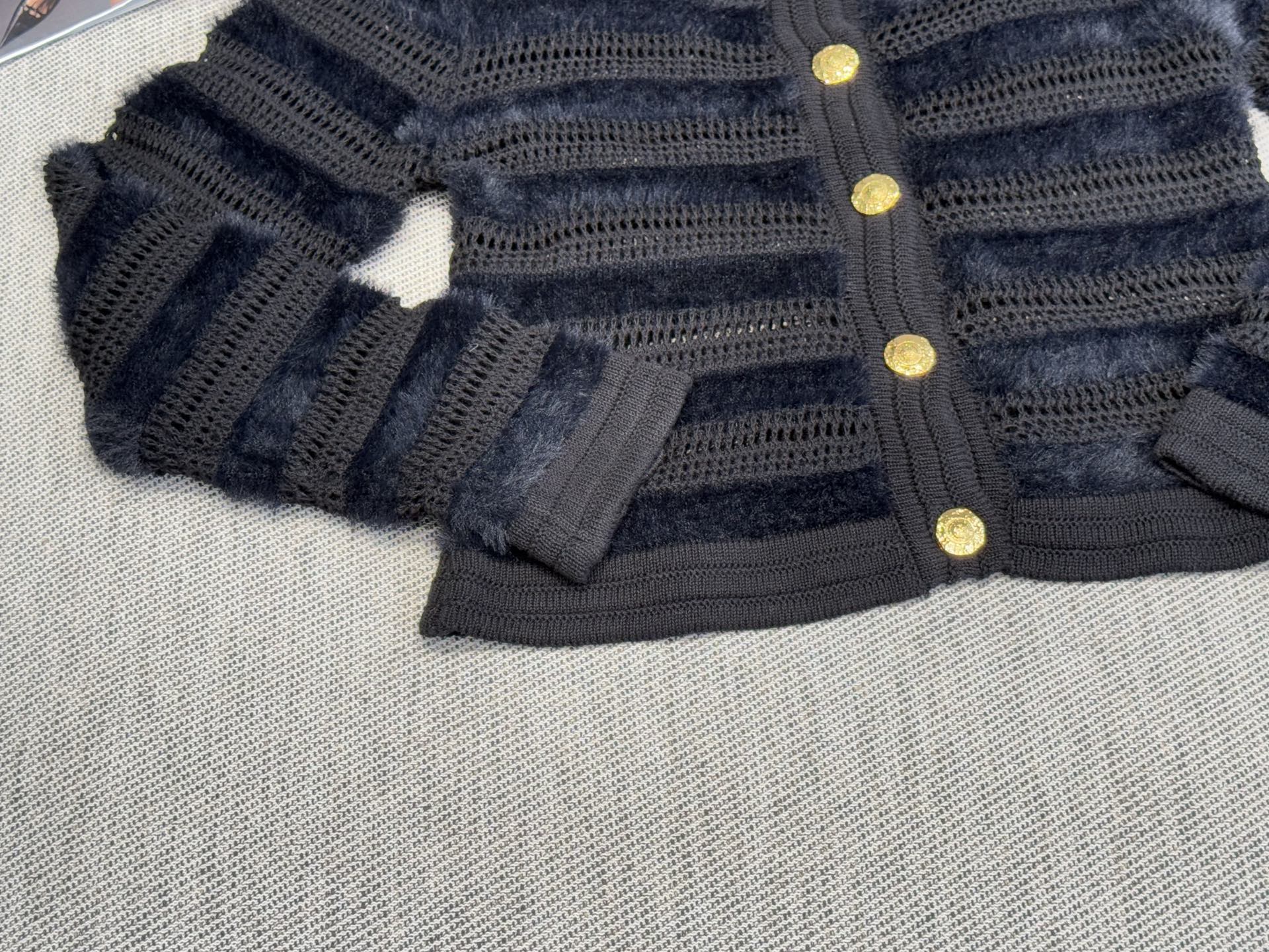 巴家｜镂空条纹开衫💙45%羊毛，35%晴纶，20%尼龙圆领镂空花纹设计，金色纽扣点缀，毛绒条纹拼接工艺。