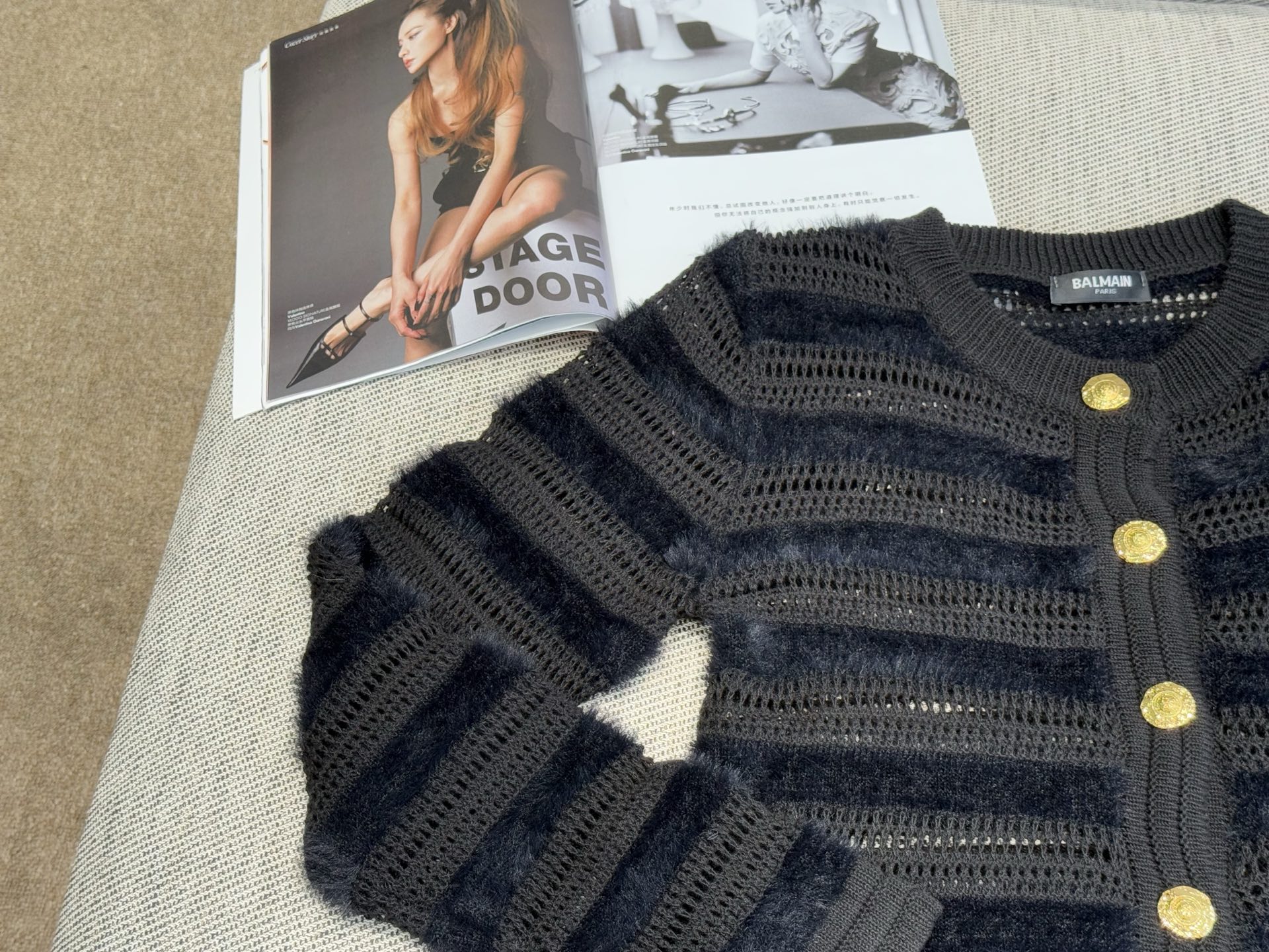 巴家｜镂空条纹开衫💙45%羊毛，35%晴纶，20%尼龙圆领镂空花纹设计，金色纽扣点缀，毛绒条纹拼接工艺。