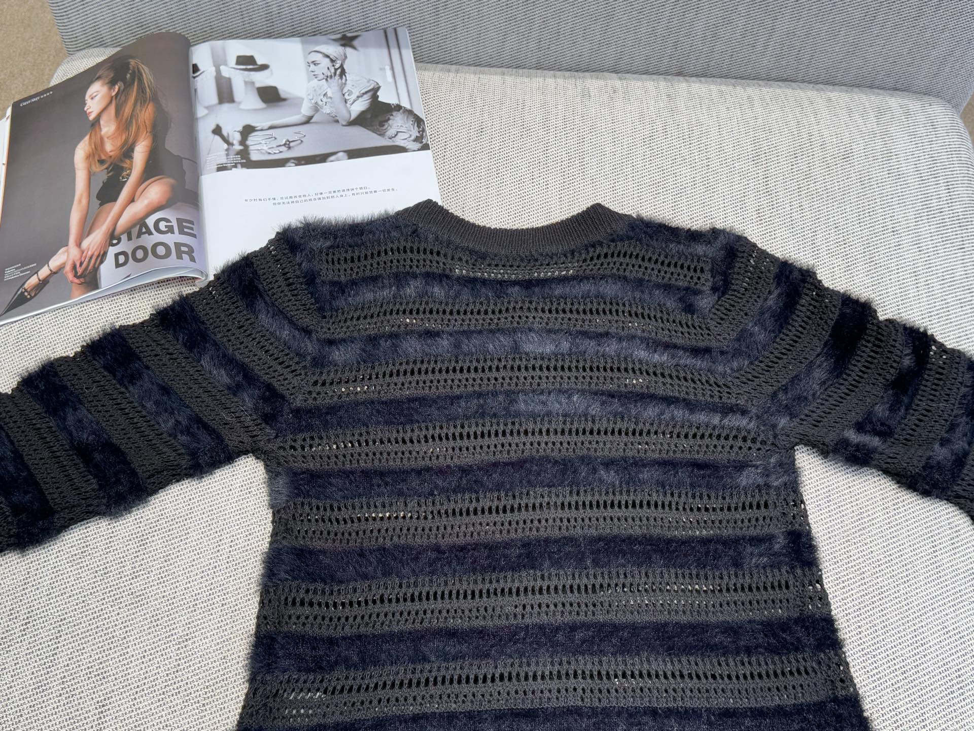 巴家｜镂空条纹开衫💙45%羊毛，35%晴纶，20%尼龙圆领镂空花纹设计，金色纽扣点缀，毛绒条纹拼接工艺。