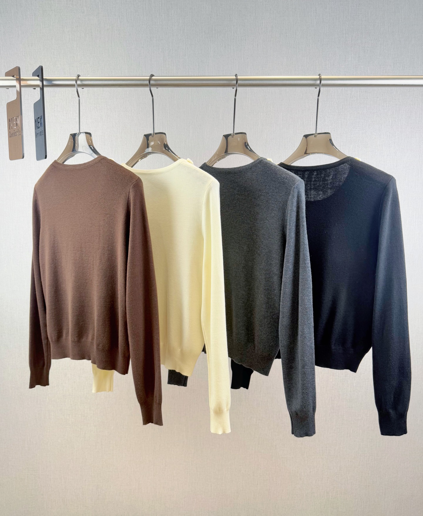 小众｜立体花朵套头🎀10%羊毛，20%锦纶35%抗起球腈纶，35%涤纶圆领长袖设计，领口纯手工钩花小花朵