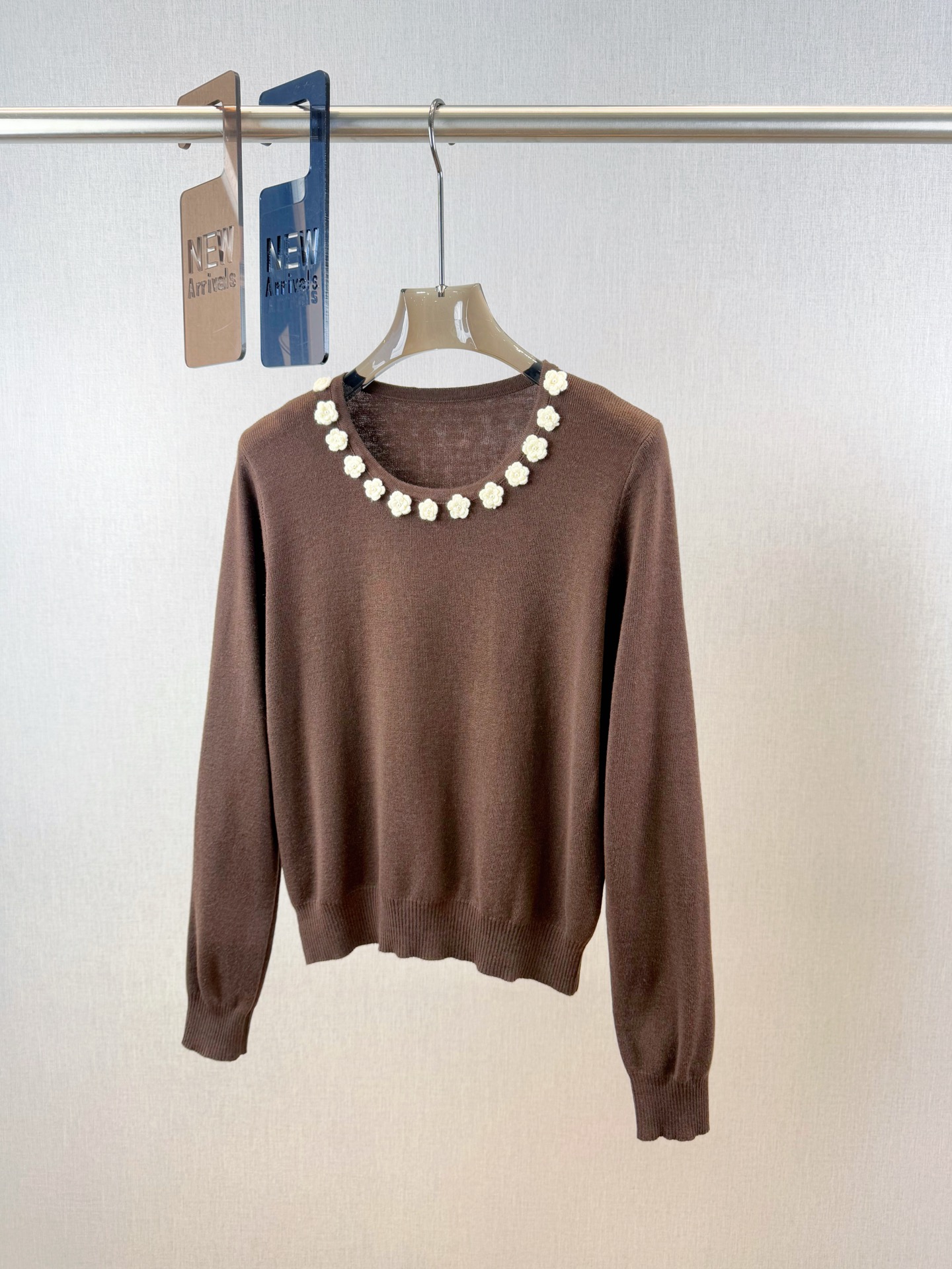 小众｜立体花朵套头🎀10%羊毛，20%锦纶35%抗起球腈纶，35%涤纶圆领长袖设计，领口纯手工钩花小花朵