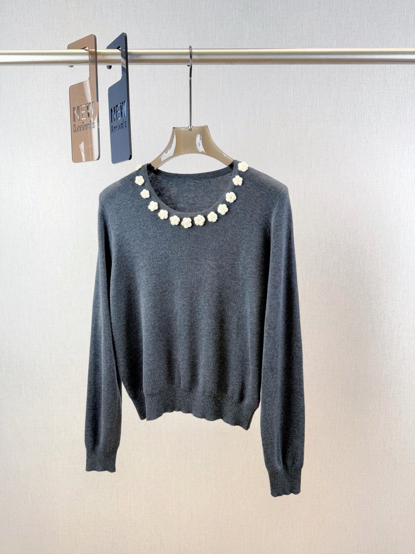 小众｜立体花朵套头🎀10%羊毛，20%锦纶35%抗起球腈纶，35%涤纶圆领长袖设计，领口纯手工钩花小花朵