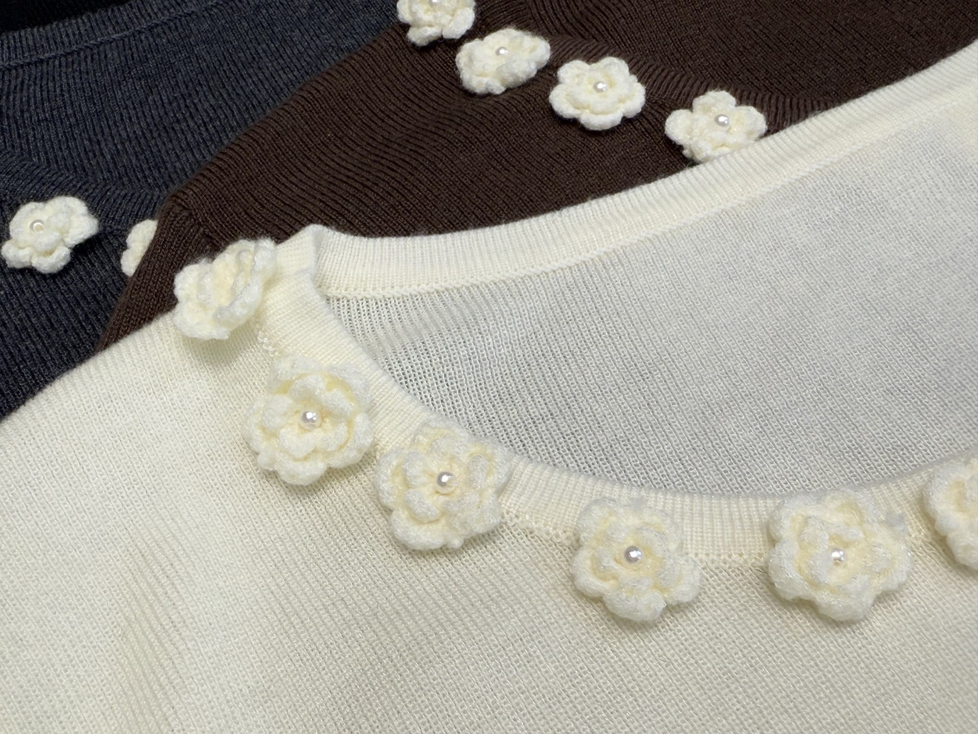 小众｜立体花朵套头🎀10%羊毛，20%锦纶35%抗起球腈纶，35%涤纶圆领长袖设计，领口纯手工钩花小花朵