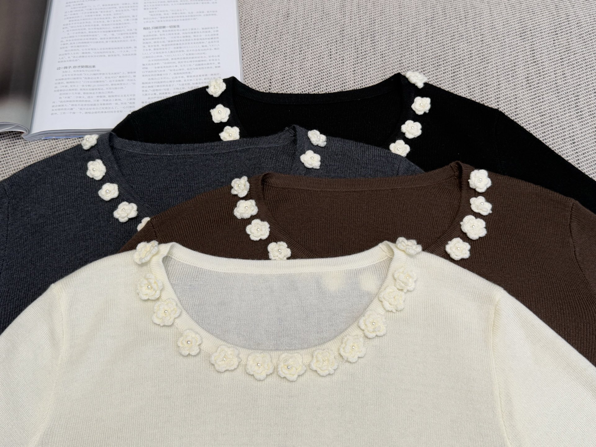 小众｜立体花朵套头🎀10%羊毛，20%锦纶35%抗起球腈纶，35%涤纶圆领长袖设计，领口纯手工钩花小花朵