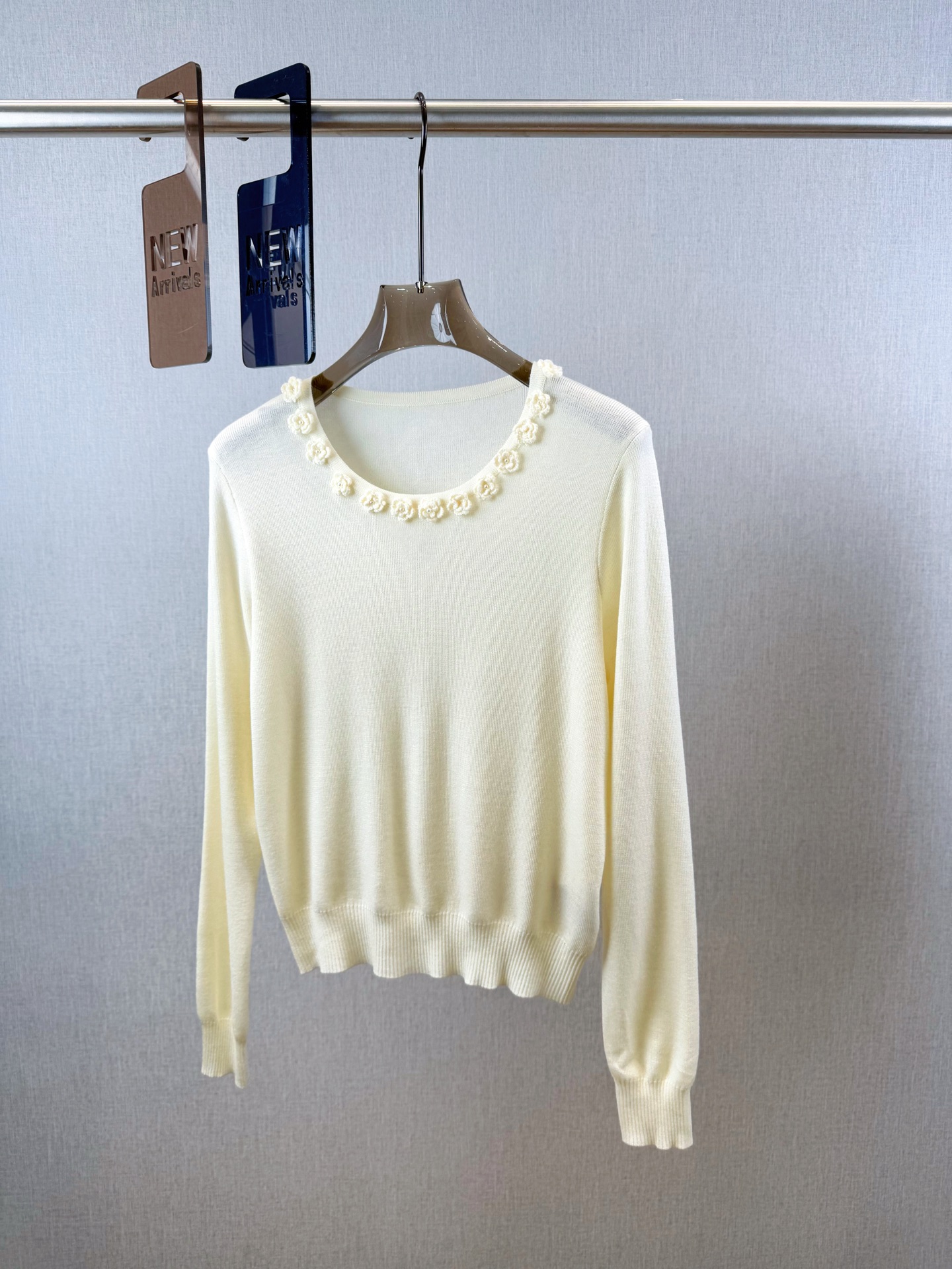 小众｜立体花朵套头🎀10%羊毛，20%锦纶35%抗起球腈纶，35%涤纶圆领长袖设计，领口纯手工钩花小花朵