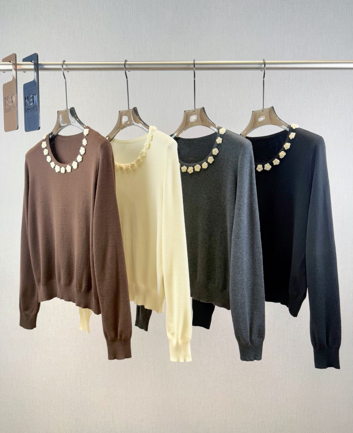 小众｜立体花朵套头🎀10%羊毛，20%锦纶35%抗起球腈纶，35%涤纶圆领长袖设计，领口纯手工钩花小花朵