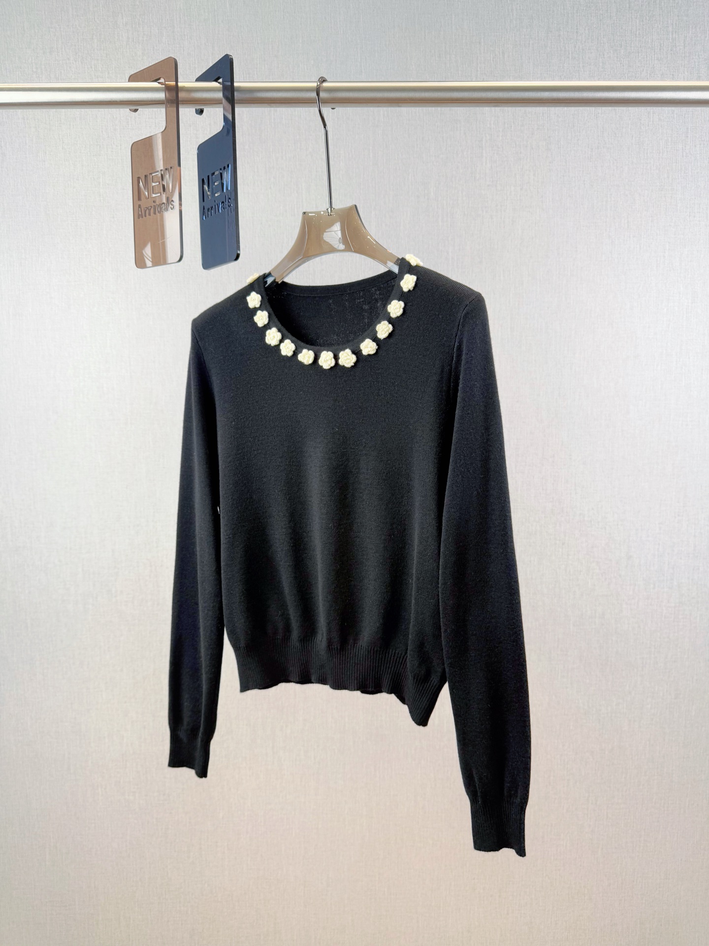 小众｜立体花朵套头🎀10%羊毛，20%锦纶35%抗起球腈纶，35%涤纶圆领长袖设计，领口纯手工钩花小花朵