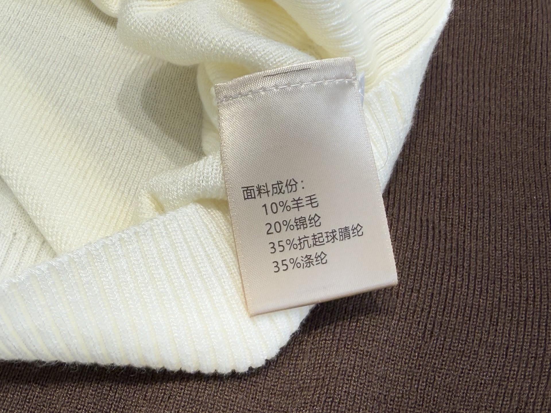 小众｜立体花朵套头🎀10%羊毛，20%锦纶35%抗起球腈纶，35%涤纶圆领长袖设计，领口纯手工钩花小花朵