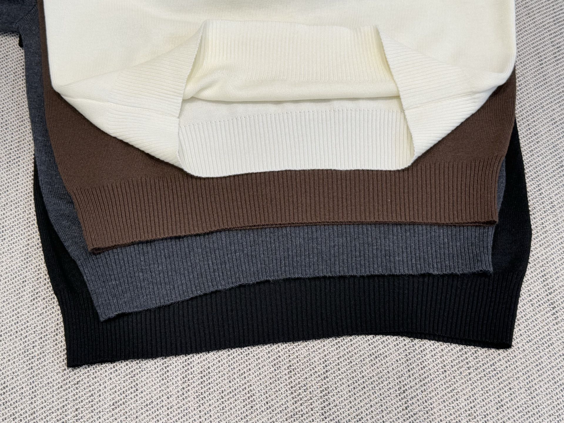 小众｜立体花朵套头🎀10%羊毛，20%锦纶35%抗起球腈纶，35%涤纶圆领长袖设计，领口纯手工钩花小花朵