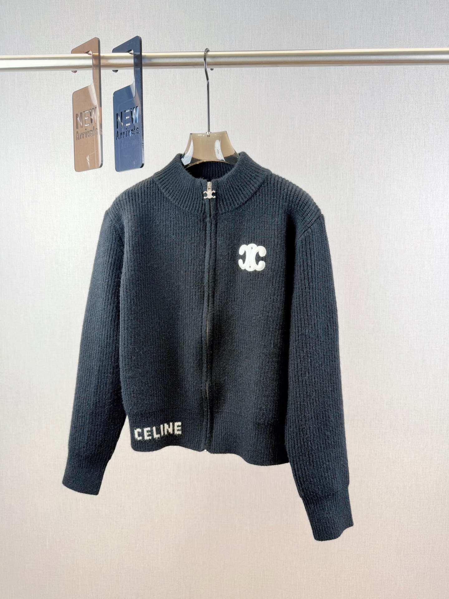 思家｜凯旋门长袖开衫🟠50%羊毛，50%棉圆领落肩长袖开衫，突出温柔气质，领口袖口螺纹包边，胸前凯旋门标