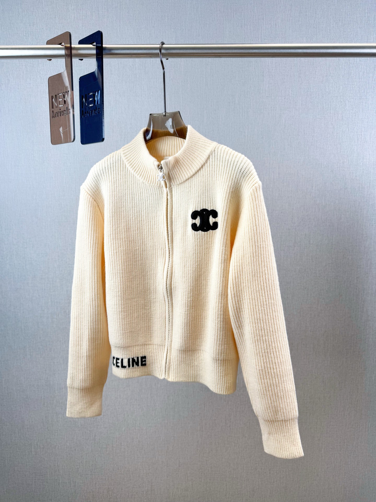 思家｜凯旋门长袖开衫🟠50%羊毛，50%棉圆领落肩长袖开衫，突出温柔气质，领口袖口螺纹包边，胸前凯旋门标