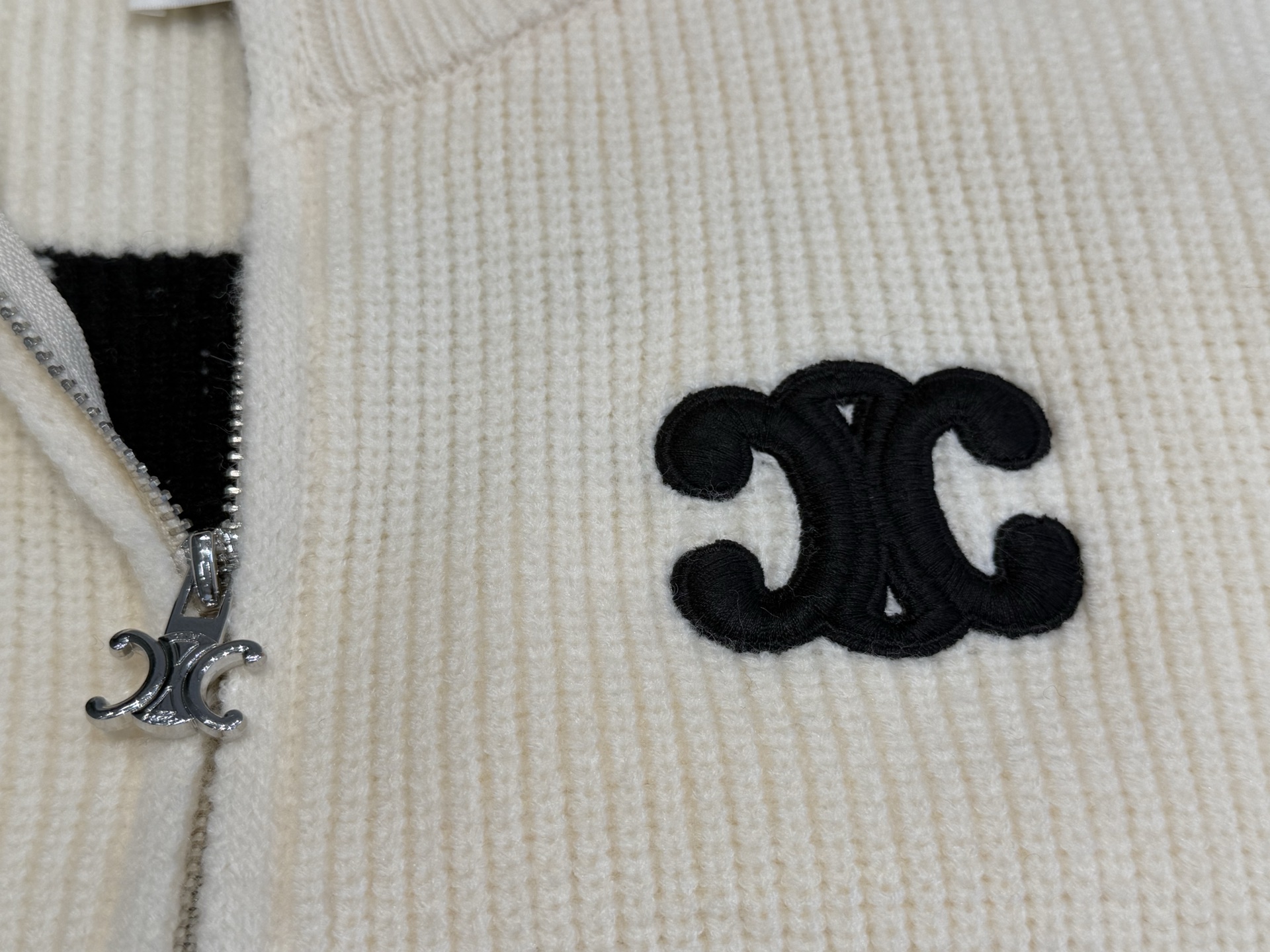 思家｜凯旋门长袖开衫🟠50%羊毛，50%棉圆领落肩长袖开衫，突出温柔气质，领口袖口螺纹包边，胸前凯旋门标