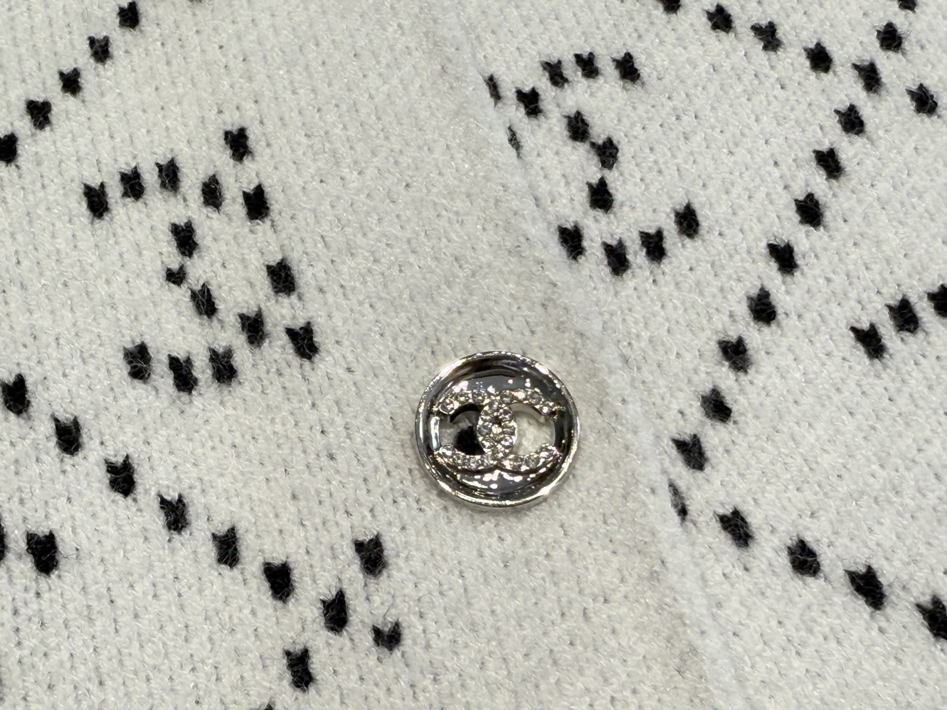 小香｜菱格提花开衫💙45%羊毛，35%晴纶，20%尼龙圆领开衫设计，菱形纹理双c提花，小香风满印字母针织