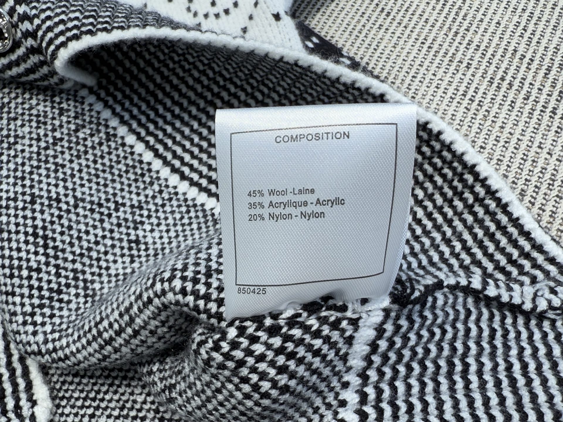 小香｜菱格提花开衫💙45%羊毛，35%晴纶，20%尼龙圆领开衫设计，菱形纹理双c提花，小香风满印字母针织