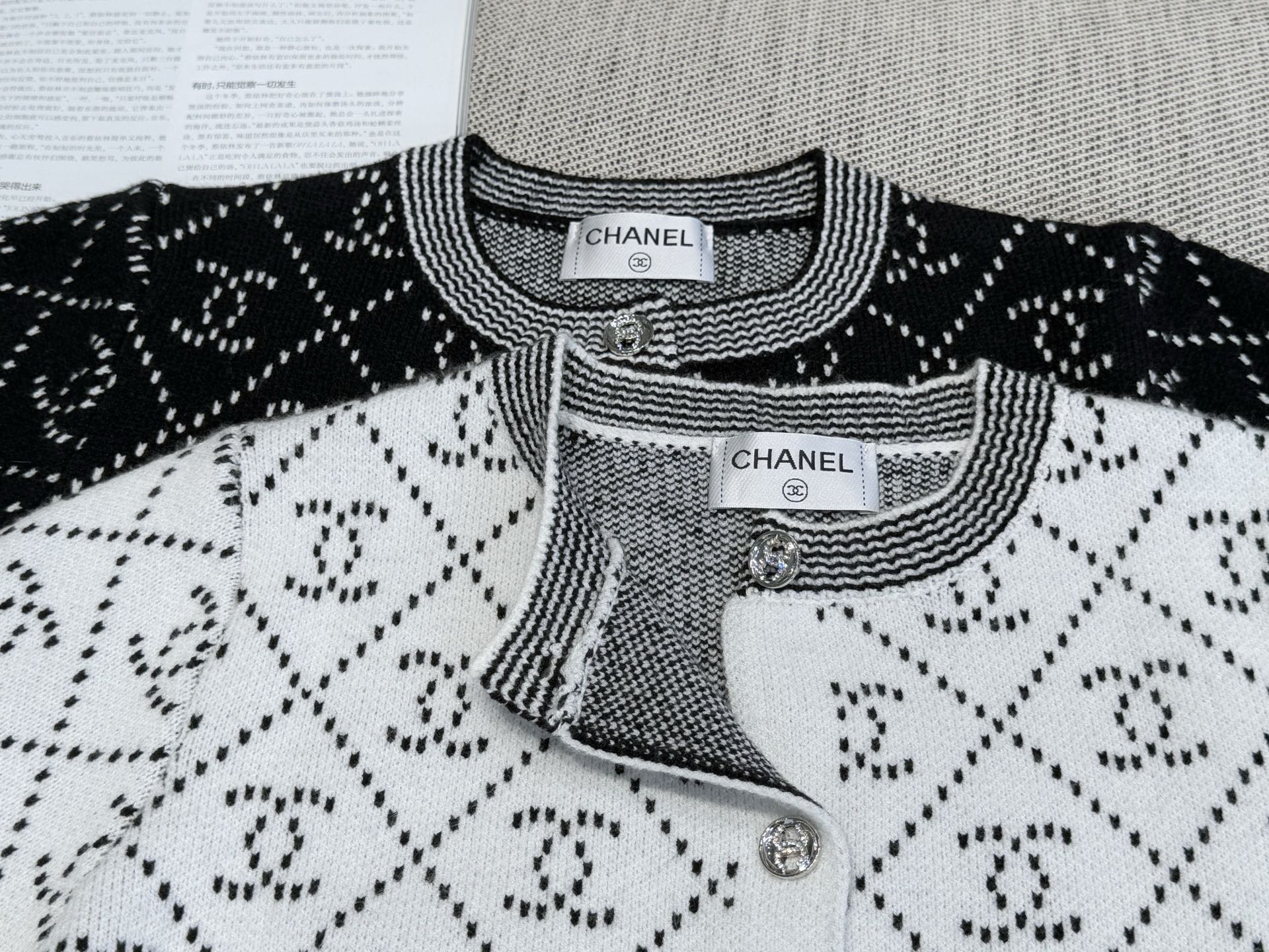 小香｜菱格提花开衫💙45%羊毛，35%晴纶，20%尼龙圆领开衫设计，菱形纹理双c提花，小香风满印字母针织