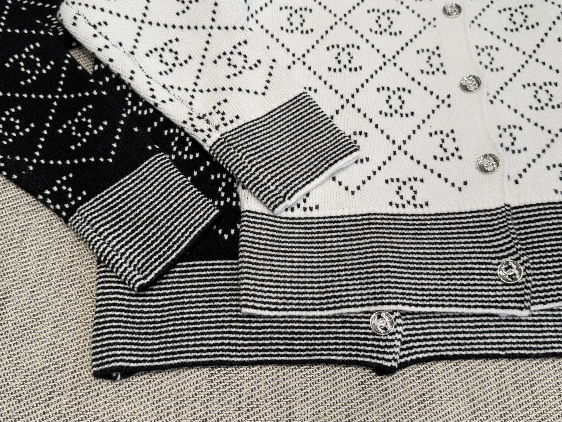 小香｜菱格提花开衫💙45%羊毛，35%晴纶，20%尼龙圆领开衫设计，菱形纹理双c提花，小香风满印字母针织