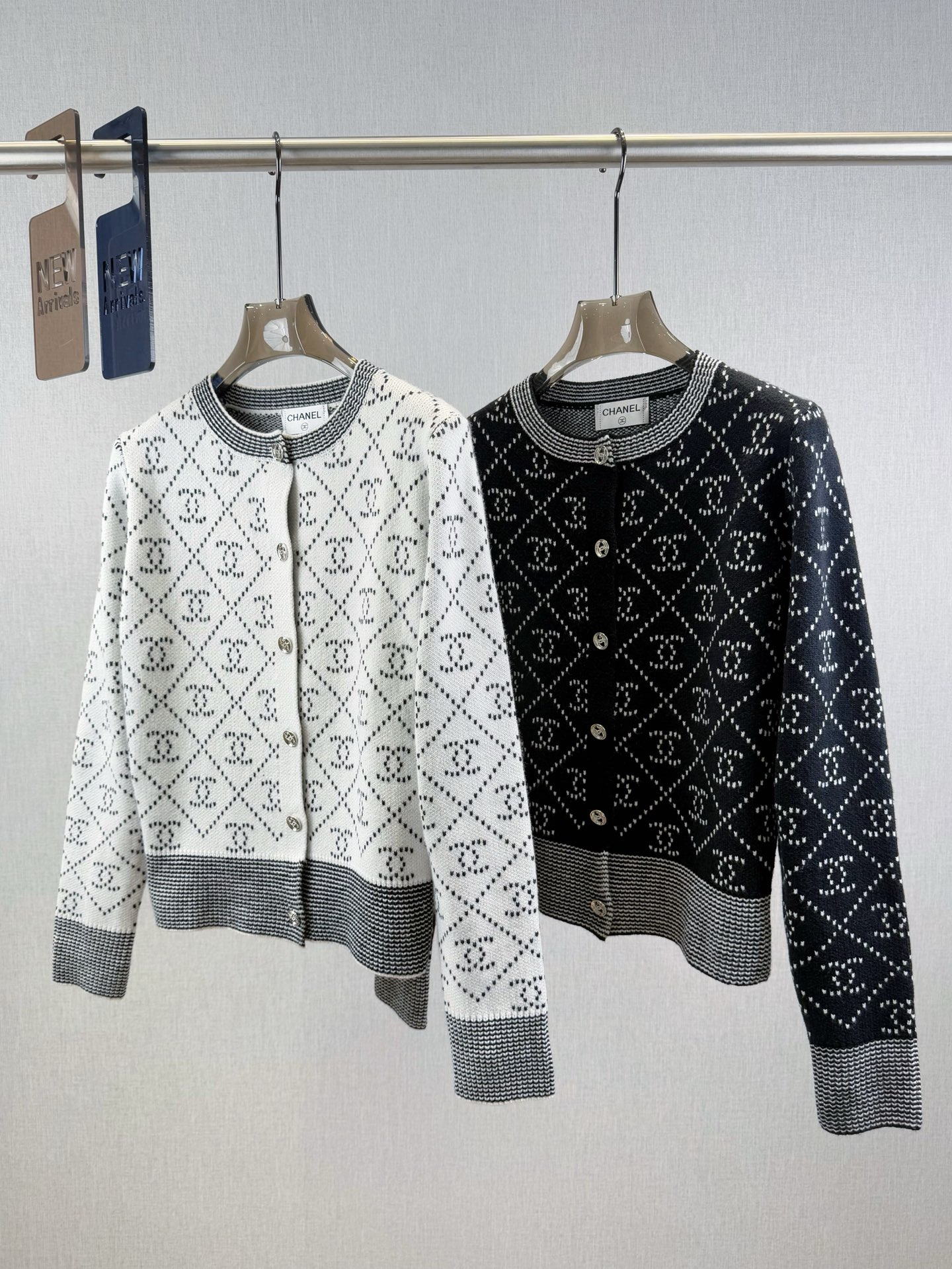 小香｜菱格提花开衫💙45%羊毛，35%晴纶，20%尼龙圆领开衫设计，菱形纹理双c提花，小香风满印字母针织