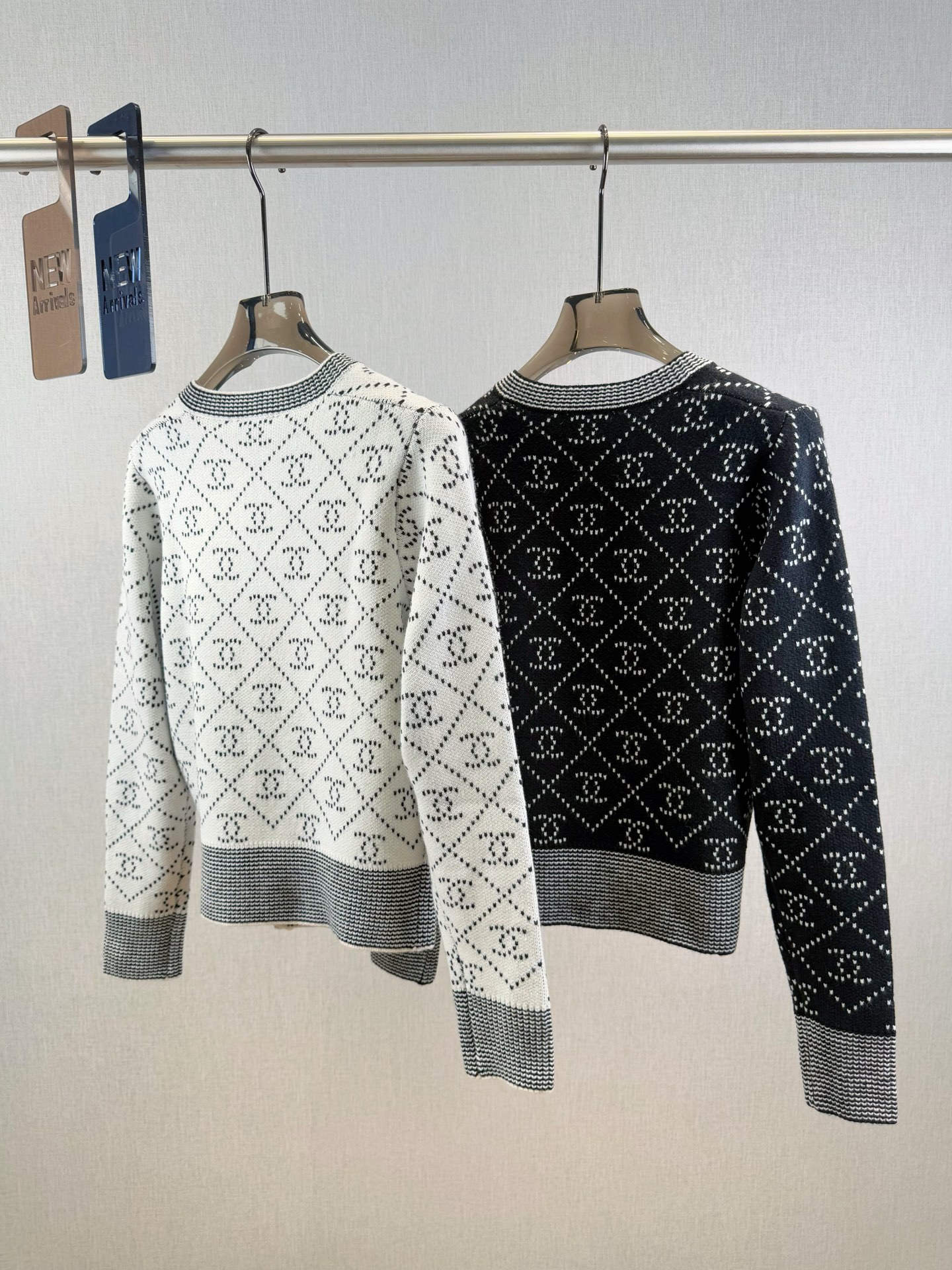 小香｜菱格提花开衫💙45%羊毛，35%晴纶，20%尼龙圆领开衫设计，菱形纹理双c提花，小香风满印字母针织