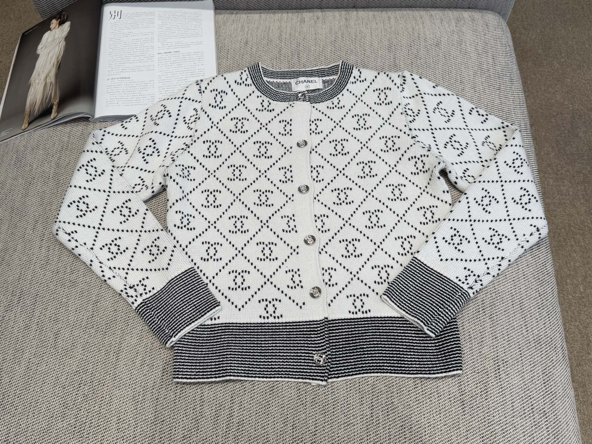 小香｜菱格提花开衫💙45%羊毛，35%晴纶，20%尼龙圆领开衫设计，菱形纹理双c提花，小香风满印字母针织