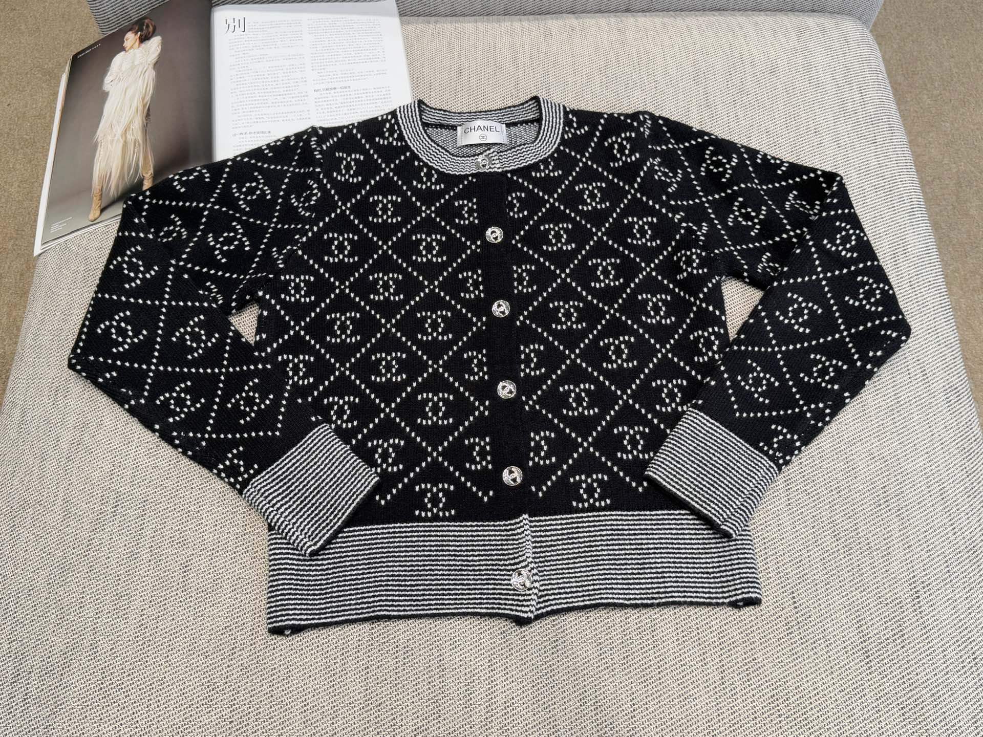 小香｜菱格提花开衫💙45%羊毛，35%晴纶，20%尼龙圆领开衫设计，菱形纹理双c提花，小香风满印字母针织