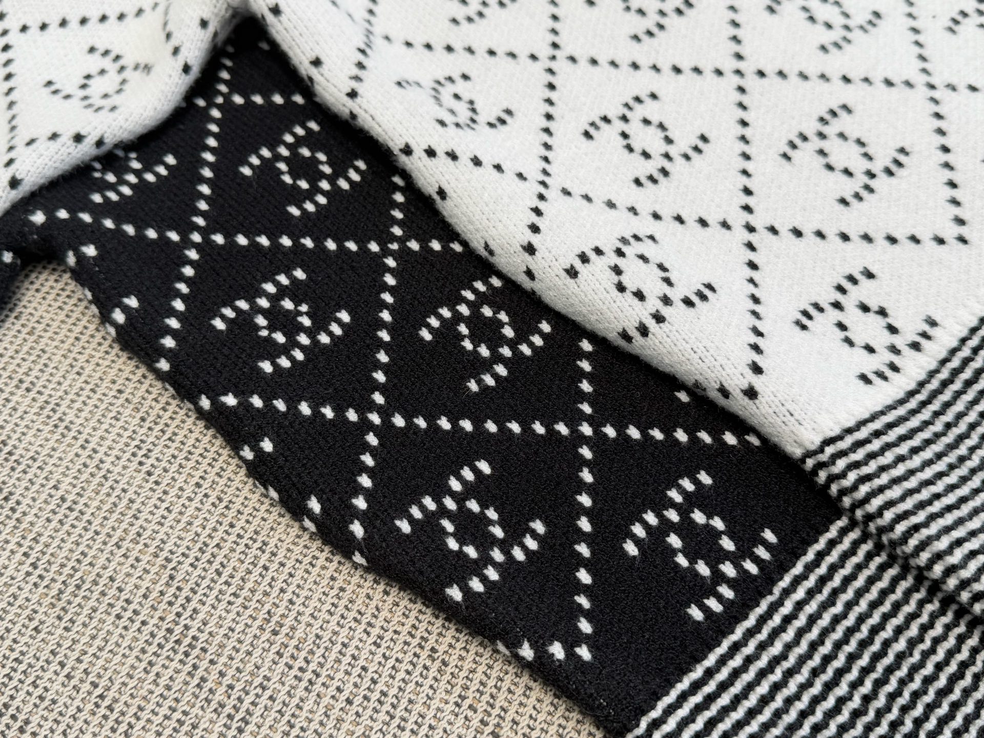 小香｜菱格提花开衫💙45%羊毛，35%晴纶，20%尼龙圆领开衫设计，菱形纹理双c提花，小香风满印字母针织